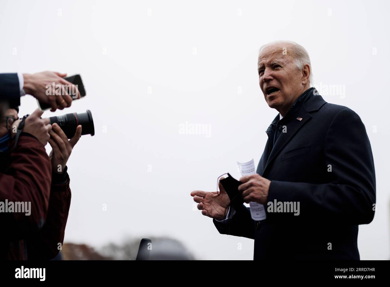 211208 -- WASHINGTON, le 8 décembre 2021 -- le président américain Joe Biden s'adresse aux médias sur la pelouse sud de la Maison Blanche à Washington, D.C., aux États-Unis, le 8 décembre 2021. Biden a signé mercredi un décret qui oblige le gouvernement fédéral à atteindre un objectif de zéro émission nette de carbone d’ici 2050. Photo de /Xinhua U.S.-WASHINGTON, D.C.-PRESIDENT-CARBON EMISSIONS-EXECUTIVE ORDER TingxShen PUBLICATIONxNOTxINxCHN Banque D'Images