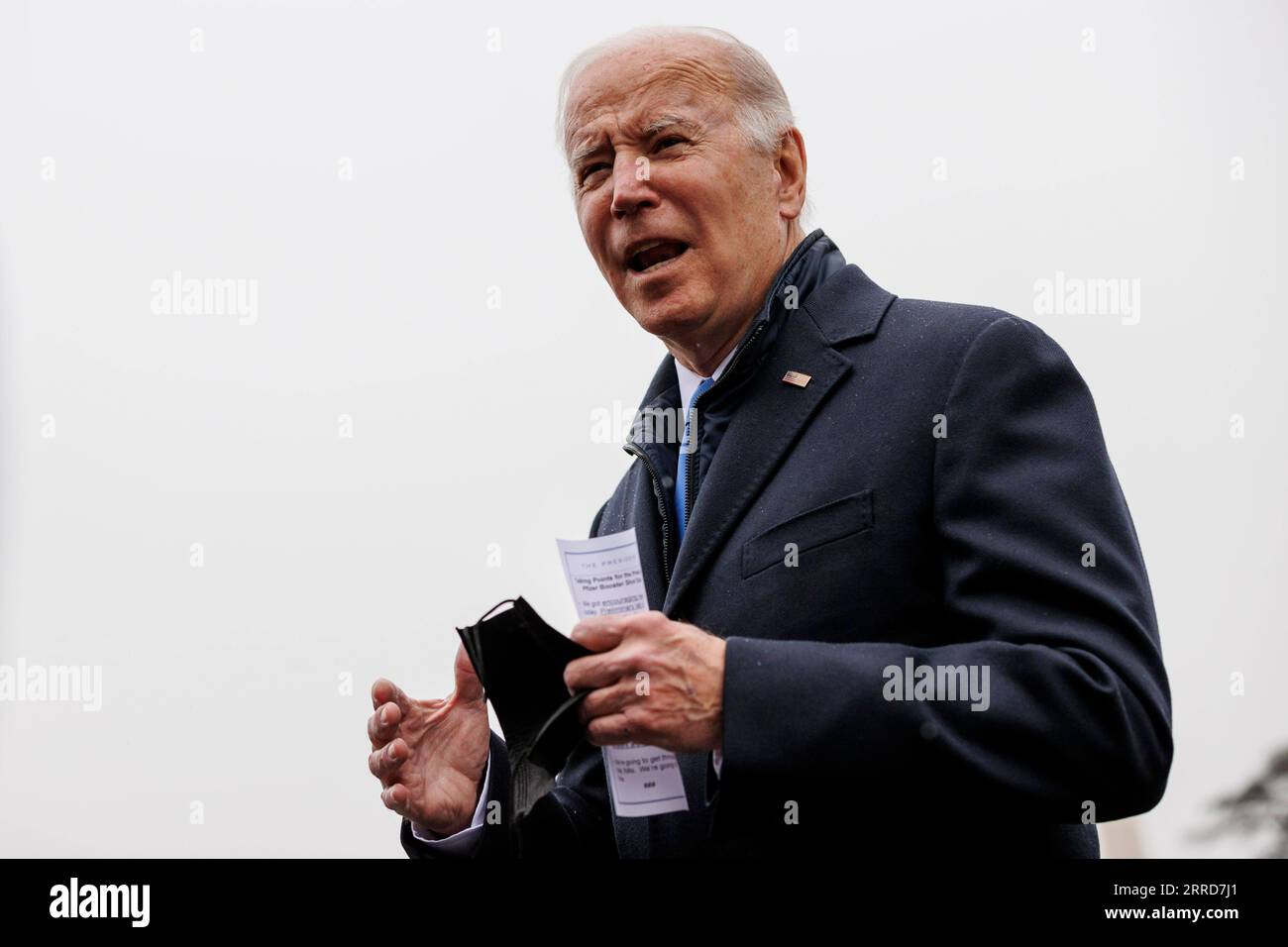 211208 -- WASHINGTON, le 8 décembre 2021 -- le président américain Joe Biden s'adresse aux médias sur la pelouse sud de la Maison Blanche à Washington, D.C., aux États-Unis, le 8 décembre 2021. Biden a signé mercredi un décret qui oblige le gouvernement fédéral à atteindre un objectif de zéro émission nette de carbone d’ici 2050. Photo de /Xinhua U.S.-WASHINGTON, D.C.-PRESIDENT-CARBON EMISSIONS-EXECUTIVE ORDER TingxShen PUBLICATIONxNOTxINxCHN Banque D'Images