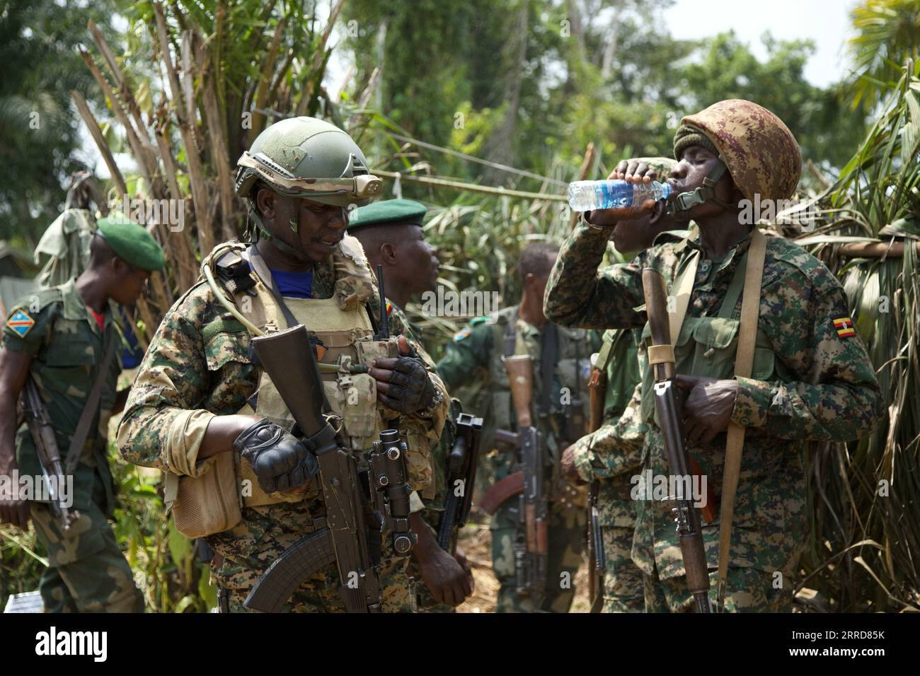 211209 -- BENI RDC, 9 décembre 2021 -- des soldats de l'Ouganda et de la République démocratique du Congo RDC mènent une opération militaire conjointe contre les forces armées dans le territoire de Beni, dans le nord-est de la RDC, le 8 décembre 2021. Sur la ligne de front contre les forces armées dans le nord-est de la République démocratique du Congo RDC, le général Kayanja Muhanga de l’armée ougandaise UPDF, a déclaré sa détermination à détruire une fois pour toutes les rebelles des Forces démocratiques alliées ADF, un cauchemar pour la région des Grands Lacs africains. Photo de /Xinhua TO GO WITH Interview : nous détruirons les rebelles ADF une fois pour toutes : Banque D'Images