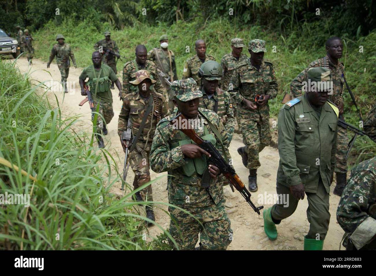 211209 -- BENI RDC, 9 décembre 2021 -- des soldats mènent une opération militaire conjointe de l'Ouganda et de la RDC contre les forces armées dans le territoire de Beni, dans le nord-est de la République démocratique du Congo RDC, le 8 décembre 2021. Sur la ligne de front contre les forces armées dans le nord-est de la République démocratique du Congo RDC, le général Kayanja Muhanga de l’armée ougandaise UPDF, a déclaré sa détermination à détruire une fois pour toutes les rebelles des Forces démocratiques alliées ADF, un cauchemar pour la région des Grands Lacs africains. Photo de /Xinhua TO GO WITH Interview : nous détruirons les rebelles ADF une fois pour toutes : Ugand Banque D'Images