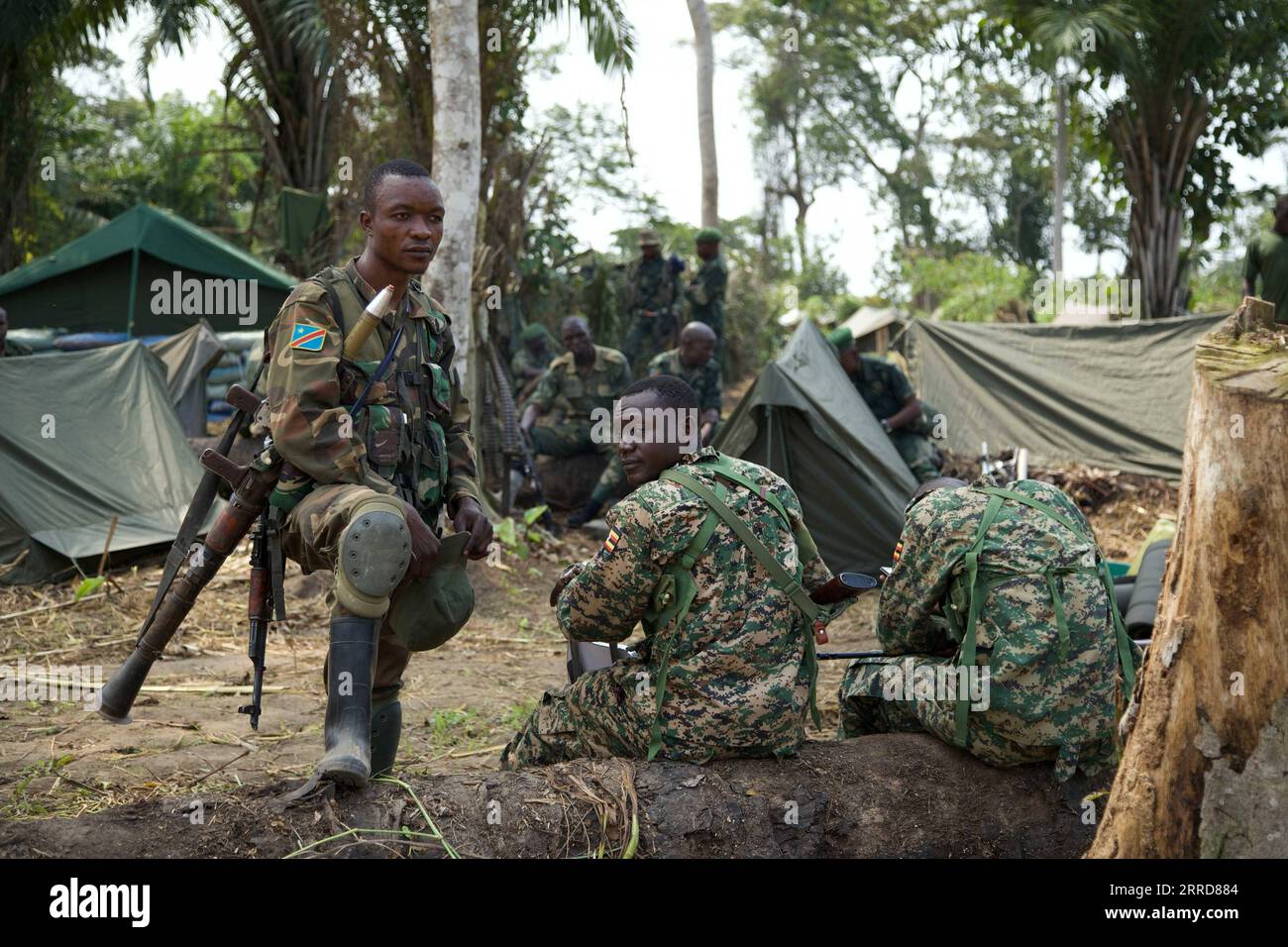 211209 -- BENI RDC, 9 décembre 2021 -- des soldats de l'Ouganda et de la République démocratique du Congo RDC sont vus lors d'une opération militaire conjointe contre les forces armées dans le territoire de Beni, dans le nord-est de la RDC, le 8 décembre 2021. Sur la ligne de front contre les forces armées dans le nord-est de la République démocratique du Congo RDC, le général Kayanja Muhanga de l’armée ougandaise UPDF, a déclaré sa détermination à détruire une fois pour toutes les rebelles des Forces démocratiques alliées ADF, un cauchemar pour la région des Grands Lacs africains. Photo de /Xinhua TO GO WITH Interview : nous détruirons les rebelles ADF une fois pour toutes Banque D'Images