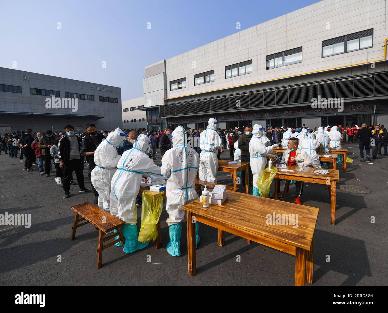 211210 -- HANGZHOU, 10 décembre 2021 -- des travailleurs médicaux prélèvent des échantillons d'écouvillons sur un marché à Hangzhou, dans la province du Zhejiang de l'est de la Chine, le 10 décembre 2021. Huit districts urbains de Hangzhou ont demandé aux lieux publics, notamment les bibliothèques, les musées, les théâtres et les cybercafés, de limiter les visiteurs à plus de la moitié de leur capacité totale. CHINE-ZHEJIANG-COVID-19-TEST D'ACIDE NUCLÉIQUE CN XUXYU PUBLICATIONXNOTXINXCHN Banque D'Images