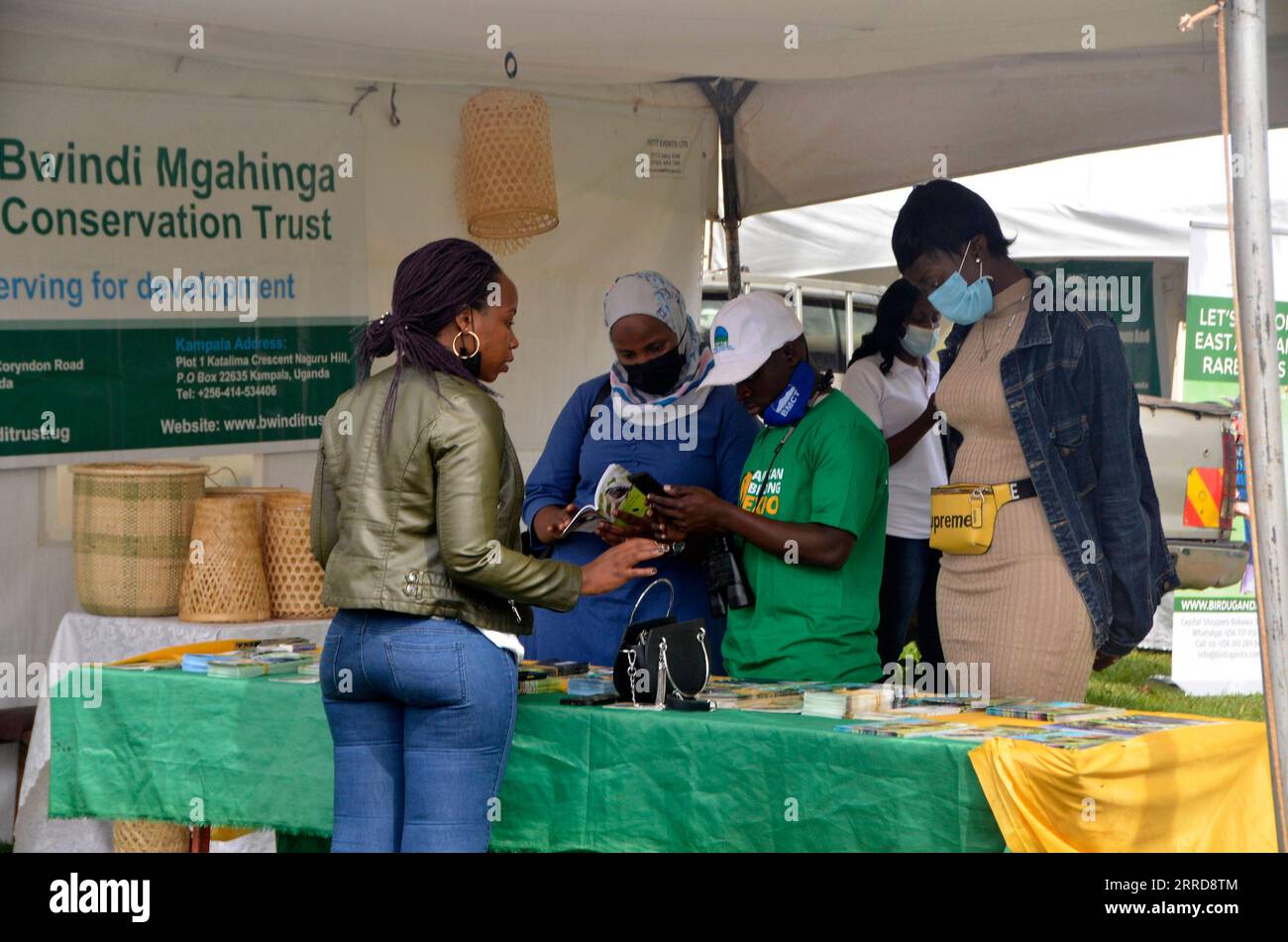 211211 -- KAMPALA, le 11 décembre 2021 -- les visiteurs sont vus à une exposition lors de la 4e Expo africaine sur l'ornithologie à Kampala, Ouganda, le 10 décembre 2021. L'African Birding Expo qui a débuté vendredi a organisé une série d'activités, y compris un concours de photographie d'observation des oiseaux, des cliniques d'observation des oiseaux et des forums sur l'écotourisme. Photo de /Xinhua UGANDA-KAMPALA-4E AFRICA BIRDING EXPO NicholasxKajoba PUBLICATIONxNOTxINxCHN Banque D'Images