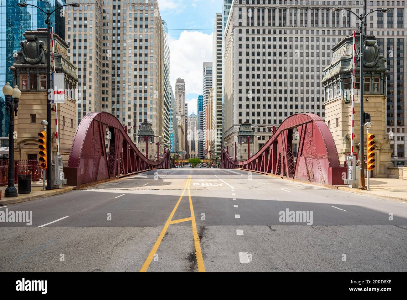 Pont de rue vide menant au quartier de boucle de Chicago par un matin ensoleillé de printemps Banque D'Images