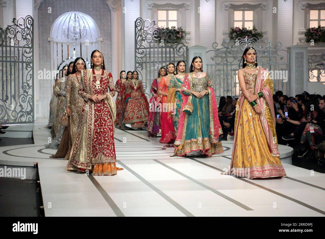 211213 -- LAHORE, le 13 décembre 2021 -- des mannequins présentent des créations le dernier jour de la semaine de la Couture nuptiale à Lahore, Pakistan, le 12 décembre 2021. Photo par /Xinhua PAKISTAN-LAHORE-BRIDAL COUTURE WEEK JamilxAhmed PUBLICATIONxNOTxINxCHN Banque D'Images