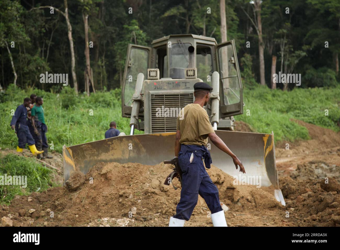 211213 -- BENI, 13 décembre 2021 -- des soldats sont vus sur un chantier de construction de routes lors d'une opération militaire conjointe de l'Ouganda et de la République démocratique du Congo RDC contre des rebelles des Forces démocratiques alliées ADF dans le territoire de Beni, au nord-est de la RDC, le 12 décembre 2021. Lancée le 30 novembre par les Forces de défense populaire ougandaises, les FDPO, en collaboration avec leurs homologues, les Forces armées de la République démocratique du Congo, les FARDC, les opérations militaires conjointes contre les rebelles des Forces démocratiques alliées ADF suscitent beaucoup d'espoir dans la partie nord-est du pays, chargée de violence Banque D'Images