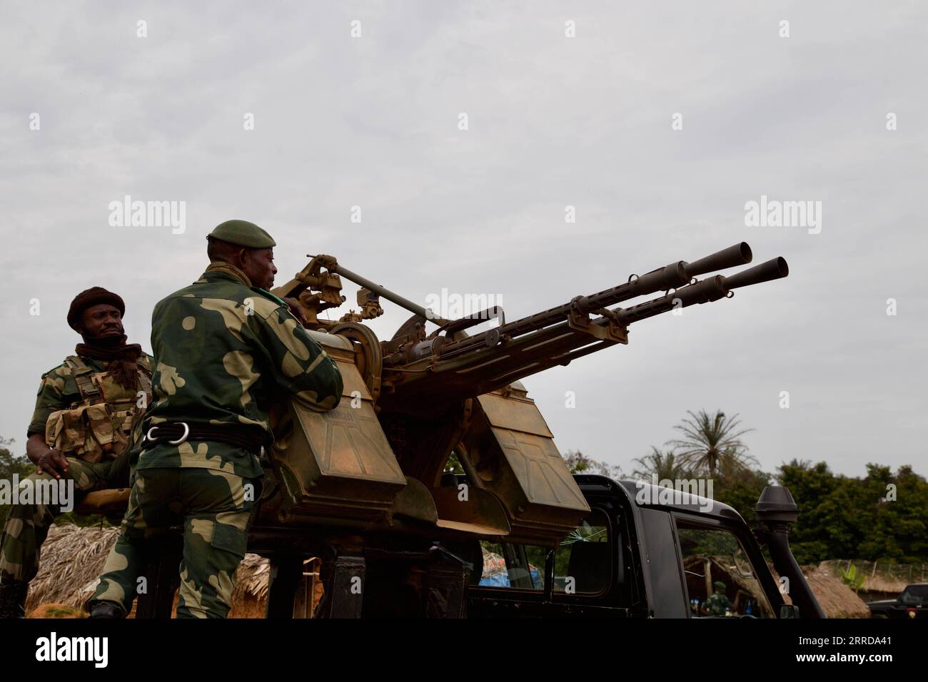 211213 -- BENI, 13 décembre 2021 -- des soldats sont vus dans un véhicule militaire lors d'une opération militaire conjointe de l'Ouganda et de la République démocratique du Congo RDC contre des rebelles des Forces démocratiques alliées ADF dans le territoire de Beni, au nord-est de la RDC, le 12 décembre 2021. Lancées le 30 novembre par les Forces de défense populaire ougandaises UPDF en collaboration avec leurs homologues, les Forces armées de la République démocratique du Congo FARDC, les opérations militaires conjointes contre les rebelles des ADF suscitent beaucoup d espoir dans la partie nord-est de la RDC, chargée de violence. POUR ALLER AVEC : caractéristique : joint RDC-Ouganda Banque D'Images