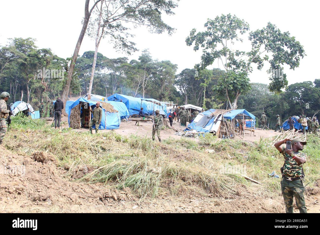 211213 -- BENI RDC, 13 déc. 2021 -- un camp mis en place par les forces conjointes des Forces de défense populaires de l Ouganda, les FDPO, et les Forces armées de la République démocratique du Congo, les FARDC, a été vu dans les jungles de la province du Nord Kivu, au nord-est de la République démocratique du Congo, le 9 décembre 2021. Les FARDC et l’UPDF ont publié samedi le premier bilan de leurs opérations militaires conjointes contre les rebelles des Forces démocratiques alliées ADF, menées depuis le 30 novembre dans le territoire de Beni, au nord-est de la RDC. POUR ALLER AVEC : RD Congo, l'Ouganda déclare la situation calme dans le nord-est de la RDC suite à l'évaluation de joint Banque D'Images