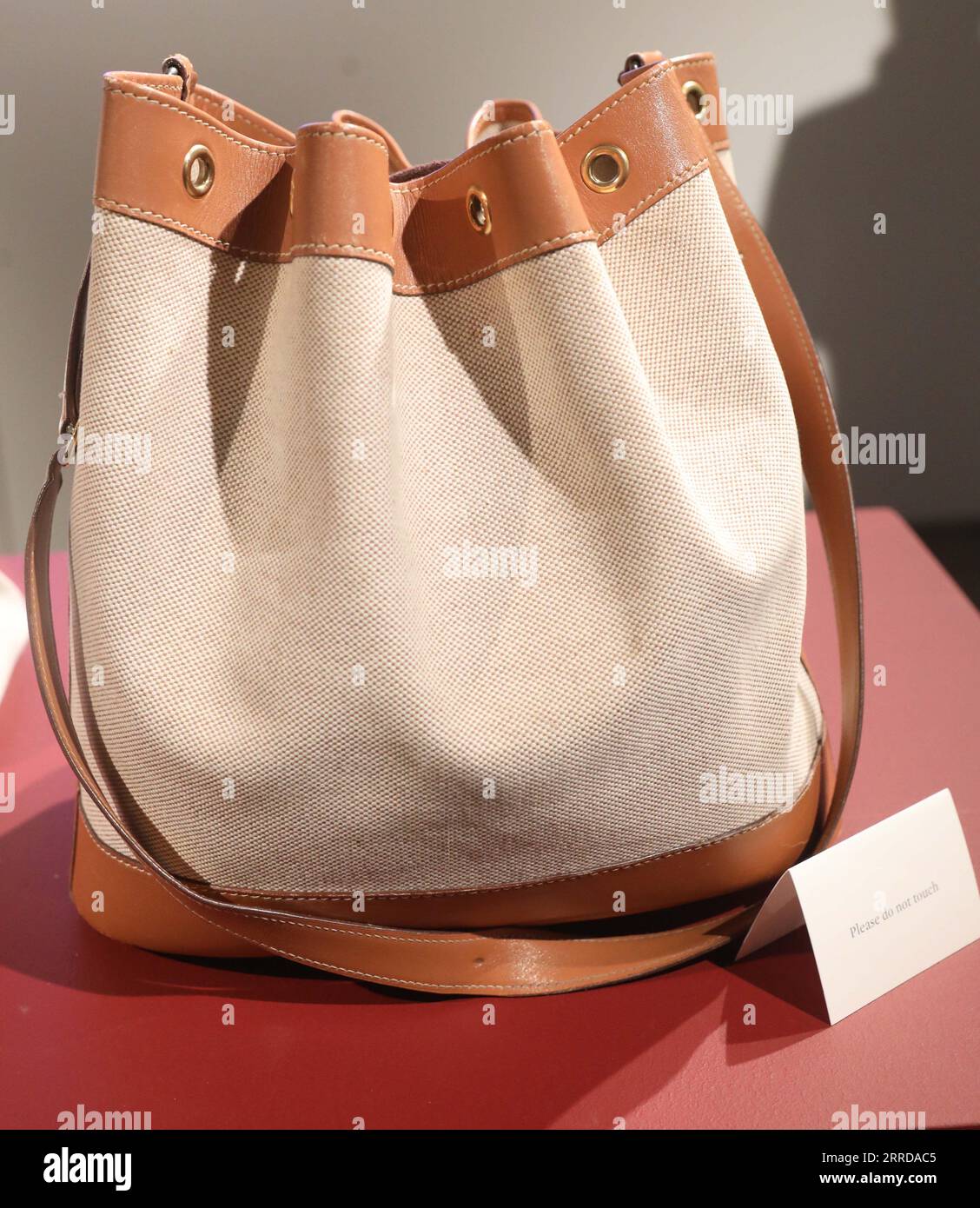 7 septembre 2023, New York City, New York, États-Unis : un sac à main Hermes de la Collection privée de Lauren Bacall estimé à partir de 1 000 -12 000 $ vu en avant-première de presse pour la vente inaugurale d'icônes de mode tenue à Sotheby's New York. (Image de crédit : © Nancy Kaszerman/ZUMA Press Wire) USAGE ÉDITORIAL SEULEMENT! Non destiné à UN USAGE commercial ! Banque D'Images