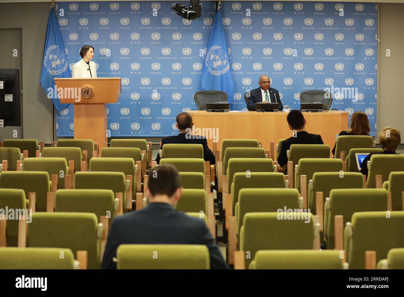 211214 -- NATIONS UNIES, 14 décembre 2021 -- Abdulla Shahid R, Rear, président de la 76e session de l'Assemblée générale des Nations Unies, assiste à une conférence de presse au siège de l'ONU à New York, le 14 décembre 2021. Shahid a déclaré mardi que son premier objectif pour la nouvelle année est de vacciner le monde et d’atteindre l’équité vaccinale afin que la normalité puisse revenir dans le monde entier plus tôt. ONU-ASSEMBLÉE GÉNÉRALE-PRÉSIDENT-CONFÉRENCE DE PRESSE-COVID-19-VACCINATION XIEXE PUBLICATIONXNOTXINXCHN Banque D'Images