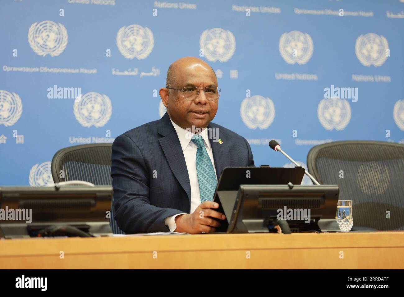 211214 -- NATIONS UNIES, 14 décembre 2021 -- Abdulla Shahid, président de la 76e session de l'Assemblée générale des Nations Unies, prononce une conférence de presse au siège de l'ONU à New York, le 14 décembre 2021. Shahid a déclaré mardi que son premier objectif pour la nouvelle année est de vacciner le monde et d’atteindre l’équité vaccinale afin que la normalité puisse revenir dans le monde entier plus tôt. ONU-ASSEMBLÉE GÉNÉRALE-PRÉSIDENT-CONFÉRENCE DE PRESSE-COVID-19-VACCINATION XIEXE PUBLICATIONXNOTXINXCHN Banque D'Images