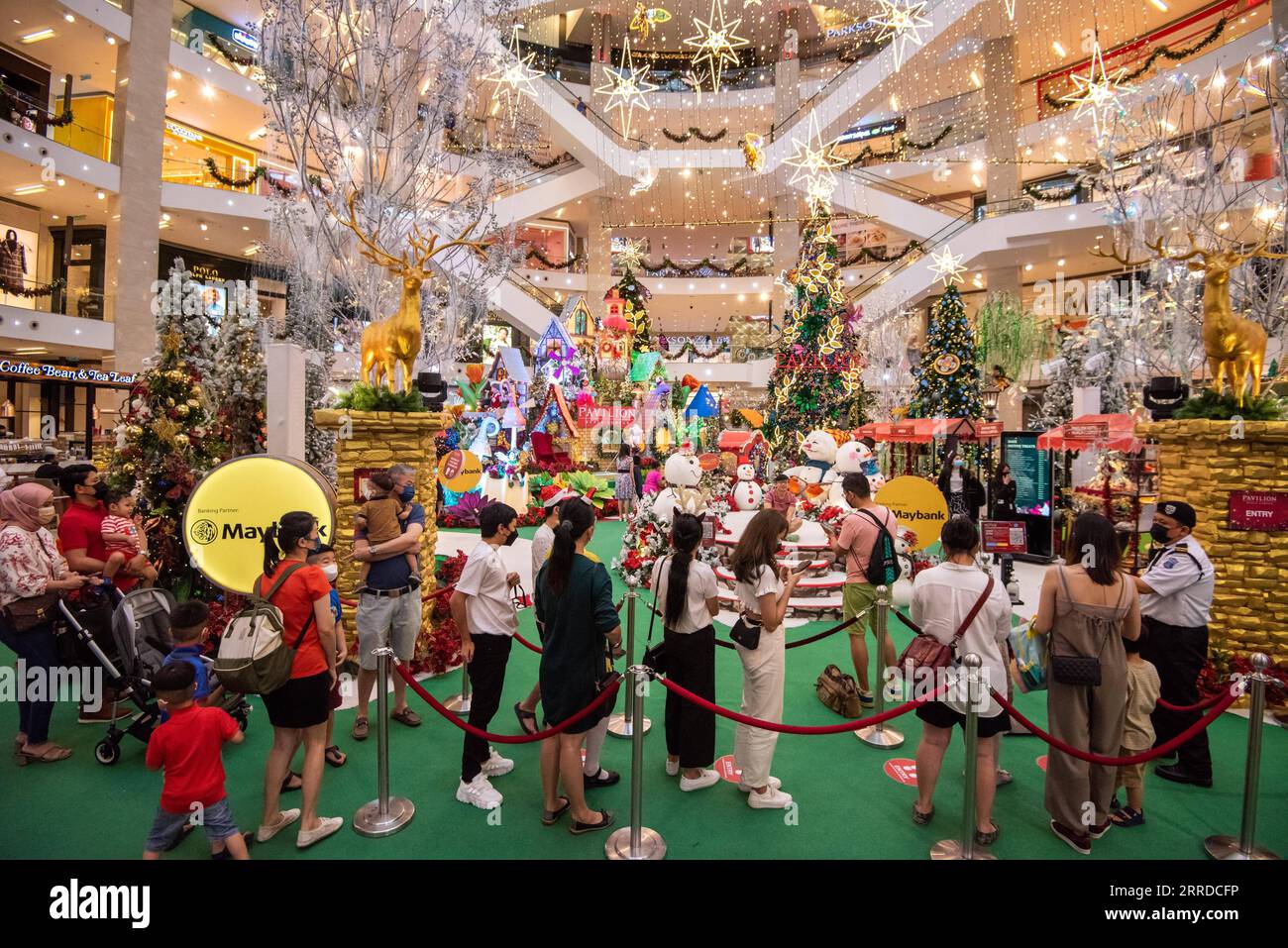 211217 -- KUALA LUMPUR, le 17 décembre 2021 -- des gens visitent les décorations de Noël et du nouvel an dans un centre commercial de Kuala Lumpur, Malaisie, le 17 décembre 2021. Les célébrations du nouvel an à grande échelle en Malaisie ont été interdites en raison des craintes que la nouvelle variante Omicron du COVID-19 pourrait se propager dans le pays, a déclaré jeudi le ministère de la Santé. La décision a été prise après la confirmation d'un deuxième cas d'Omicron dans le pays et d'au moins 18 autres cas suspects, a déclaré le ministre de la Santé Khairy Jamaluddin lors d'une conférence de presse. Photo de /Xinhua MALAISIE-KUALA LUMPUR-COVID-19-CÉLÉBRATIONS DU NOUVEL AN-BAN Chong Banque D'Images