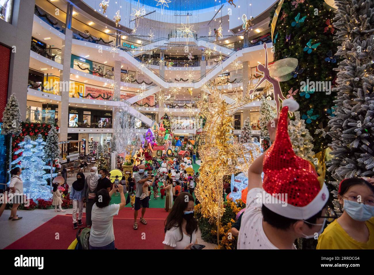 211217 -- KUALA LUMPUR, le 17 décembre 2021 -- des gens visitent les décorations de Noël et du nouvel an dans un centre commercial de Kuala Lumpur, Malaisie, le 17 décembre 2021. Les célébrations du nouvel an à grande échelle en Malaisie ont été interdites en raison des craintes que la nouvelle variante Omicron du COVID-19 pourrait se propager dans le pays, a déclaré jeudi le ministère de la Santé. La décision a été prise après la confirmation d'un deuxième cas d'Omicron dans le pays et d'au moins 18 autres cas suspects, a déclaré le ministre de la Santé Khairy Jamaluddin lors d'une conférence de presse. Photo de /Xinhua MALAISIE-KUALA LUMPUR-COVID-19-CÉLÉBRATIONS DU NOUVEL AN-BAN Chong Banque D'Images