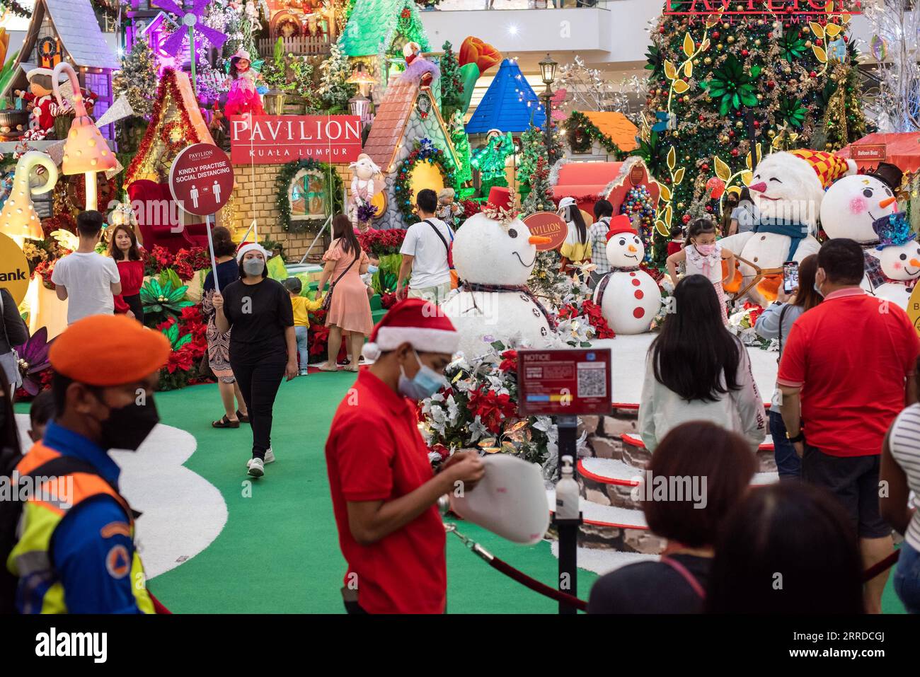 211217 -- KUALA LUMPUR, le 17 décembre 2021 -- des gens visitent les décorations de Noël et du nouvel an dans un centre commercial de Kuala Lumpur, Malaisie, le 17 décembre 2021. Les célébrations du nouvel an à grande échelle en Malaisie ont été interdites en raison des craintes que la nouvelle variante Omicron du COVID-19 pourrait se propager dans le pays, a déclaré jeudi le ministère de la Santé. La décision a été prise après la confirmation d'un deuxième cas d'Omicron dans le pays et d'au moins 18 autres cas suspects, a déclaré le ministre de la Santé Khairy Jamaluddin lors d'une conférence de presse. Photo de /Xinhua MALAISIE-KUALA LUMPUR-COVID-19-CÉLÉBRATIONS DU NOUVEL AN-BAN Chong Banque D'Images