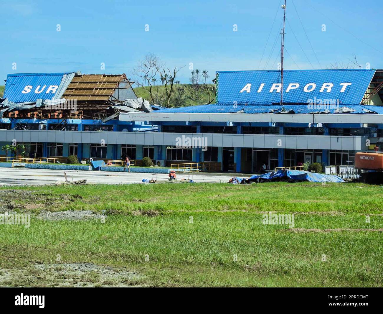 211217 -- SURIGAO DEL NORTE, 17 décembre 2021 -- une photo prise le 17 décembre 2021 montre un aéroport endommagé par le typhon Rai dans la province de Surigao del Norte, aux Philippines. Le nombre de morts du typhon Rai qui a frappé les Philippines depuis jeudi a grimpé à 12, a déclaré vendredi un responsable de la catastrophe. Le bilan devrait augmenter à mesure que les responsables locaux recueillent des données sur le terrain. /Document via Xinhua PHILIPPINES-SURIGAO DEL NORTE-TYPHOON RAI-NOMBRE DE MORTS PhilippinexCoastxGuard PUBLICATIONxNOTxINxCHN Banque D'Images
