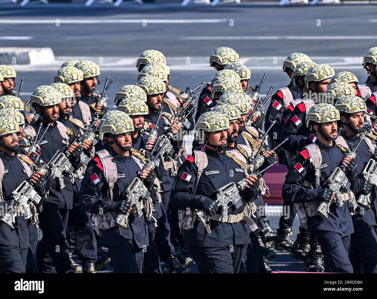 211218 -- DOHA, le 18 décembre 2021 -- des membres des forces armées qatariennes participent à un défilé militaire pour marquer la fête nationale du Qatar à Doha, Qatar, le 18 décembre 2021. Photo de /Xinhua QATAR-DOHA-NATIONAL DAY-PARADE Nikku PUBLICATIONxNOTxINxCHN Banque D'Images