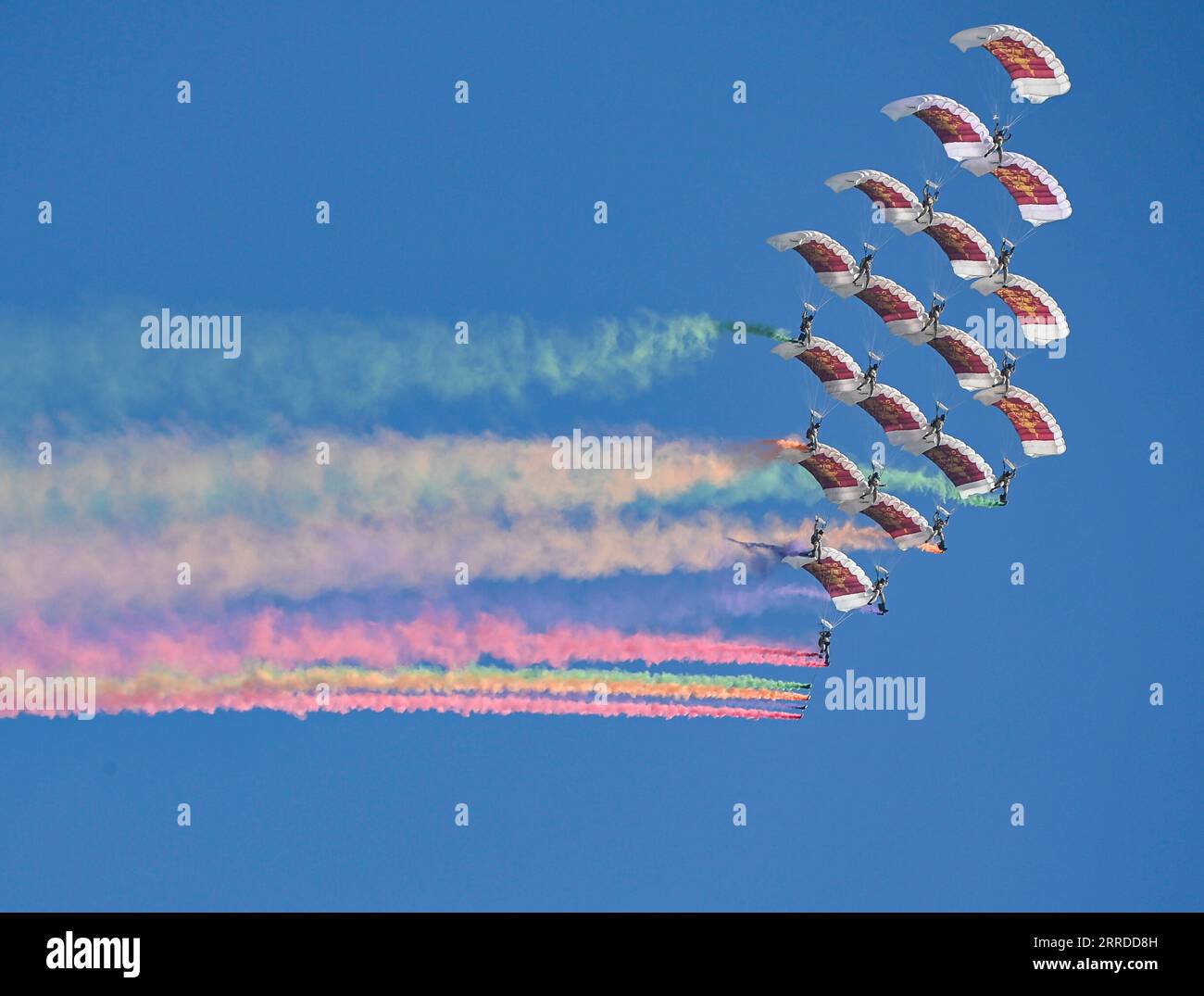 211218 -- DOHA, le 18 décembre 2021 -- des Paragliders survolent la ville lors d'un défilé militaire pour marquer la fête nationale du Qatar à Doha, Qatar, le 18 décembre 2021. Photo de /Xinhua QATAR-DOHA-NATIONAL DAY-PARADE Nikku PUBLICATIONxNOTxINxCHN Banque D'Images