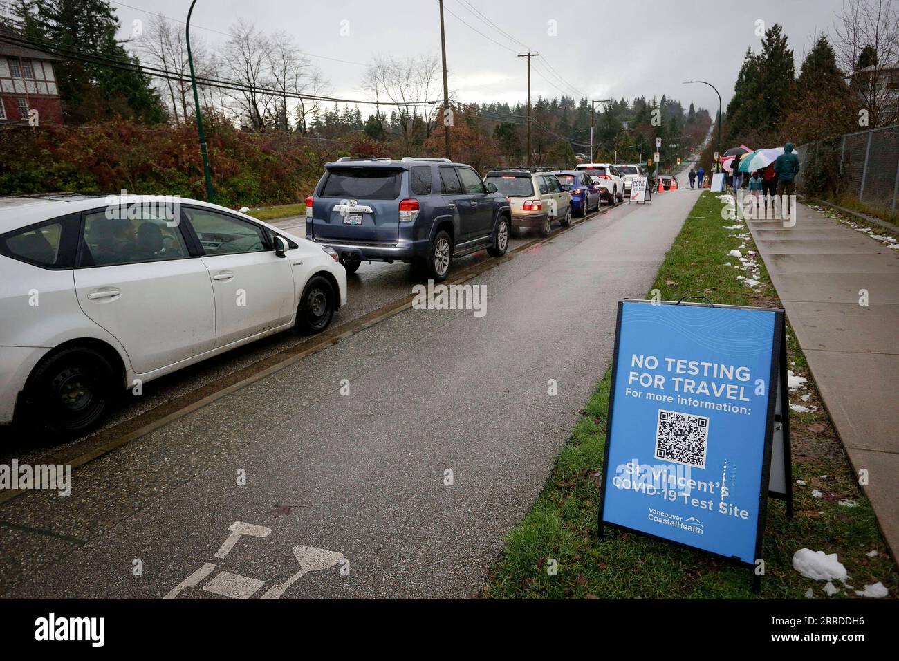 211218 -- VANCOUVER, le 18 décembre 2021 -- des véhicules font la queue à l'extérieur d'un site de test COVID-19 à Vancouver, Colombie-Britannique, Canada, le 18 décembre 2021. Les cas de COVID-19 continuent de monter en flèche à travers le Canada alimentés par la variante Omicron, avec la confirmation de 7 566 nouveaux cas samedi après-midi. Photo de /Xinhua CANADA-VANCOUVER-COVID-19-TEST SITE LiangxSen PUBLICATIONxNOTxINxCHN Banque D'Images