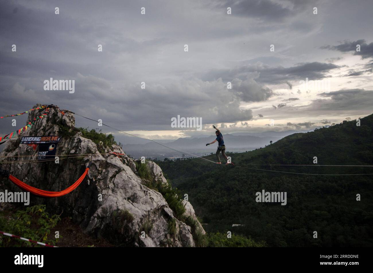 211219 -- BANDUNG, 19 décembre 2021 -- Un participant balance sur une corde pendant le Bandung Highline Festival 2021 à Bandung, Java Ouest, Indonésie. 18 décembre 2021. Photo de /Xinhua SPINDONESIA-BANDUNG-HIGHLINE FESTIVAL 2021 Septianjar PUBLICATIONxNOTxINxCHN Banque D'Images