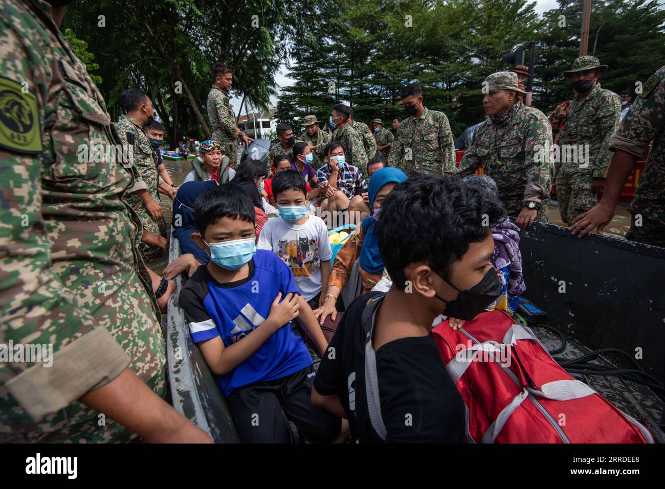 211220 -- SELANGOR, 20 décembre 2021 -- des sauveteurs évacuent les victimes des inondations à Shah Alam, Selangor, Malaisie, 20 décembre 2021. Huit personnes ont été déclarées mortes à cause de graves inondations en Malaisie lundi, ont déclaré les autorités de l'État de Selangor. Photo de /Xinhua MALAYSIA-SELANGOR-FLOOD ChongxVoonxChung PUBLICATIONxNOTxINxCHN Banque D'Images