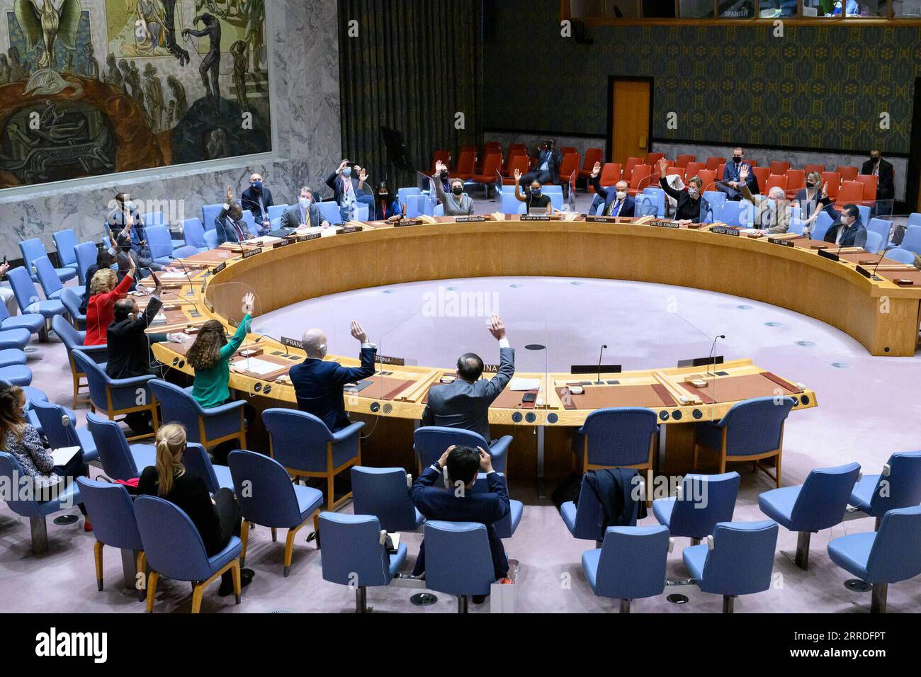 Actualités Bilder des Tages 211223 -- NATIONS UNIES, 23 décembre 2021 -- le Conseil de sécurité de l'ONU vote un projet de résolution autorisant une exception humanitaire dans le régime de sanctions en Afghanistan, au siège de l'ONU à New York, le 22 décembre 2021. Mercredi, le Conseil de sécurité des Nations unies a adopté une résolution visant à exempter l'aide humanitaire en Afghanistan d'un gel des avoirs à l'encontre des dirigeants désignés des Taliban et des entités associées. /Photo ONU/document via Xinhua CONSEIL DE SÉCURITÉ DE l'ONU-AFGHANISTAN-AIDE HUMANITAIRE LoeyxFelipe PUBLICATIONxNOTxINxCHN Banque D'Images