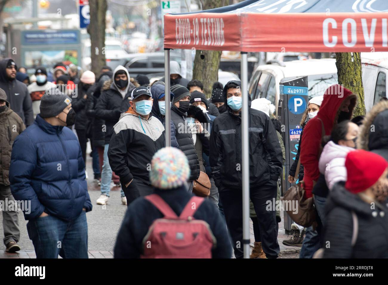 211230 -- NEW YORK, le 30 décembre 2021 -- des gens attendent un test COVID-19 dans le quartier Queens de New York, États-Unis, le 29 décembre 2021. L’État de New York a enregistré 67 090 nouveaux cas de COVID-19 mardi avec un taux de test positif de 18,5 pour cent, a annoncé mercredi la gouverneure Kathy Hochul. US-NEW YORK-COVID-19-CAS WangxYing PUBLICATIONxNOTxINxCHN Banque D'Images