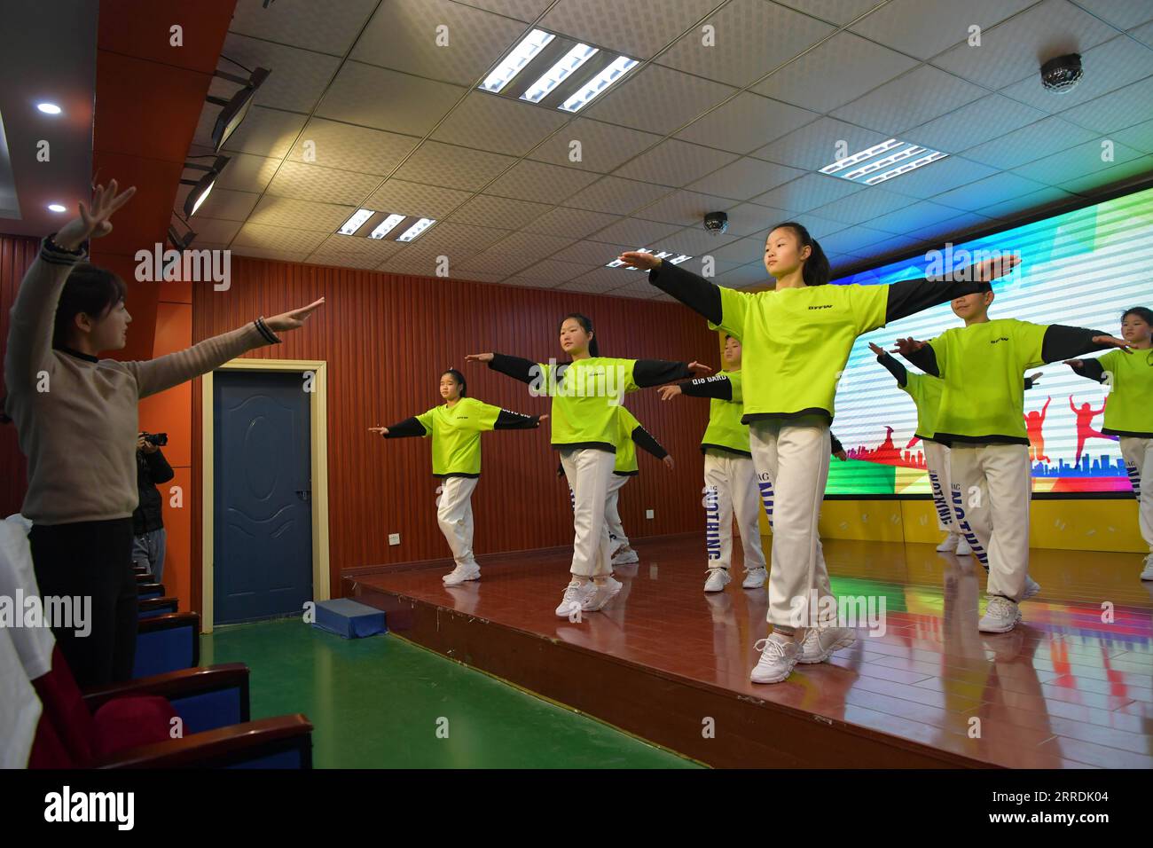 211230 -- NANCHANG, 30 décembre 2021 -- Fan Haiyan 1st L et ses élèves répètent de la danse à l'école d'éducation spéciale de la ville de Yichun, dans la province de Jiangxi, dans l'est de la Chine, le 28 décembre 2021. Fan Haiyan, enseignante de l’école d’éducation spéciale de la ville de Yichun, a appris la langue des signes pendant ses temps libres pour améliorer son enseignement aux élèves malentendants. Après des années de pratique, Fan pouvait transmettre un message rapidement et correctement à ses élèves lors de la création de chorégraphies ou de répétitions de routines de danse. Fan et ses élèves ont participé à de nombreux concours artistiques ces années, à travers lesquels ces chi Banque D'Images