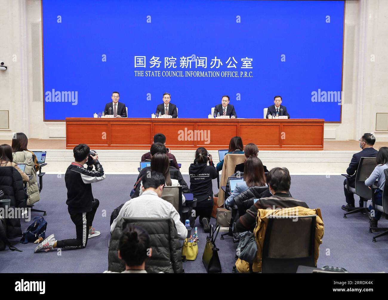 211230 -- BEIJING, 30 décembre 2021 -- une photo prise le 30 décembre 2021 montre une conférence de presse tenue par le Bureau d'information du Conseil d'État à Beijing, capitale de la Chine. La Chine a achevé les préparatifs nationaux pour la mise en œuvre de l'accord de partenariat économique régional global RCEP, a déclaré jeudi un responsable chinois, deux jours avant l'entrée en vigueur du plus grand accord commercial mondial. Photo de /Xinhua CHINA-BEIJING-STATE COUNCIL-RCEP-PRESS CONFERENCE CN ZhaoxYifan PUBLICATIONxNOTxINxCHN Banque D'Images