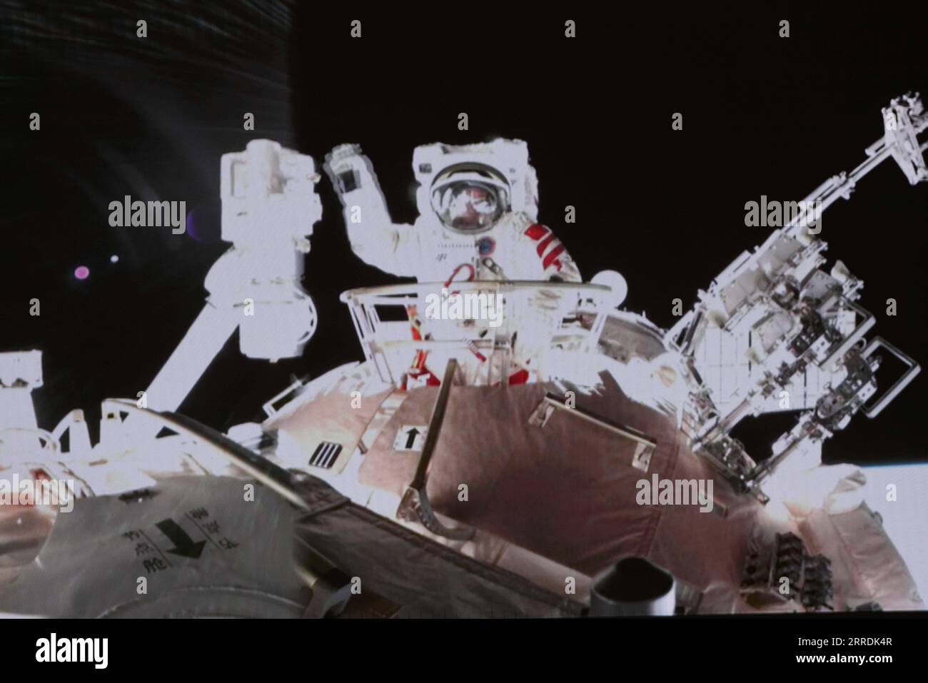 211230 -- BEIJING, 30 décembre 2021 -- une image prise au Centre de contrôle aérospatial de Beijing le 8 novembre 2021 montre le taïkonaute chinois Zhai Zhigang agitant sa main après avoir terminé des activités extravéhiculaires. Les 10 principaux événements mondiaux de l'actualité de Xinhua en 2021 dans le monde encore une fois enthousiaste à l'exploration spatiale le 15 mai, la sonde chinoise Tianwen-1 a atterri sur Mars, marquant une étape charnière dans l'exploration spatiale de la Chine. Plus tôt en février, la sonde Hope des Émirats arabes Unis et le rover Perseverance de la NASA sont entrés sur l orbite de la planète rouge. Les trois visiteurs déclenchent une nouvelle recrudescence de la recherche sur Mars. En avril, Chine Banque D'Images