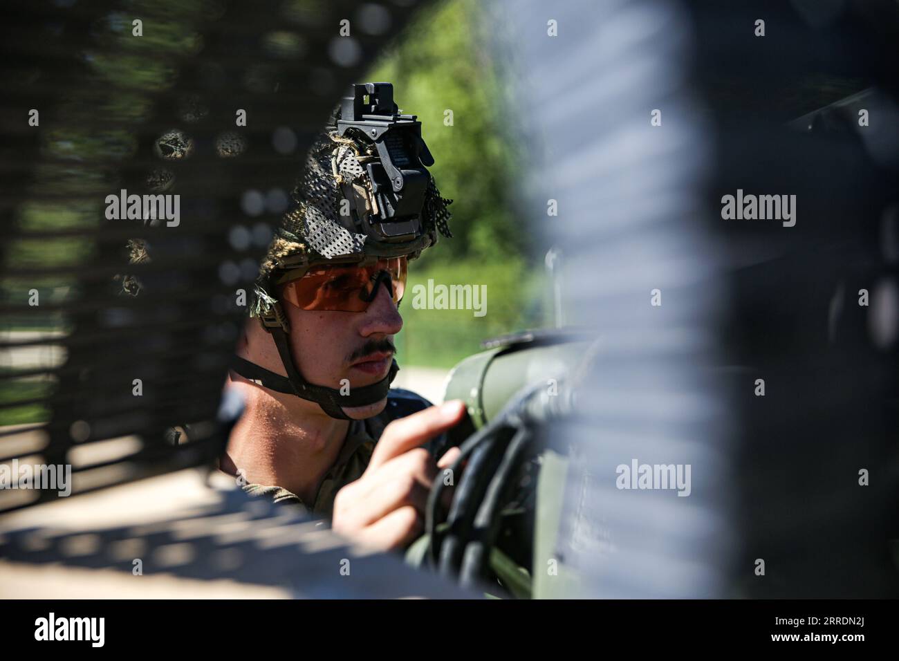 Hohenfels, Bayern, Allemagne. 4 septembre 2023. John Maness, un fantassin affecté au 1st Squadron, 2nd Cavalry Regiment, effectue des vérifications et des procédures de maintenance sur le système d'armes à distance attaché à leur Stryker M1126 en préparation de l'exercice Saber Junction au joint multinational Readiness Center à Hohenfels Training Area, Allemagne, le 04 septembre 2023. Saber Junction 23 est un exercice de rotation multinational conçu pour évaluer l'état de préparation du 2nd Cavalry Regiment de l'armée américaine à exécuter des opérations terrestres unifiées dans un environnement conjoint et combiné et à promouvoir l'intero Banque D'Images