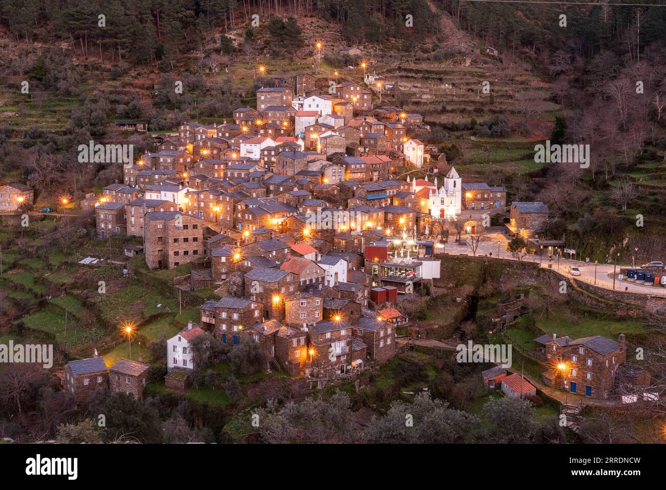 Beau paysage du village historique de Piódão au Portugal au crépuscule. Banque D'Images