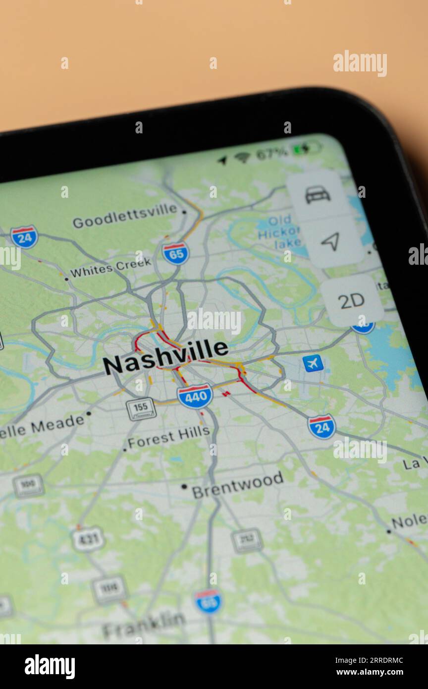 New York, États-Unis - 24 août 2023 : circulation automobile à Nashville sur l'application google Maps sur l'écran de la tablette vue rapprochée Banque D'Images