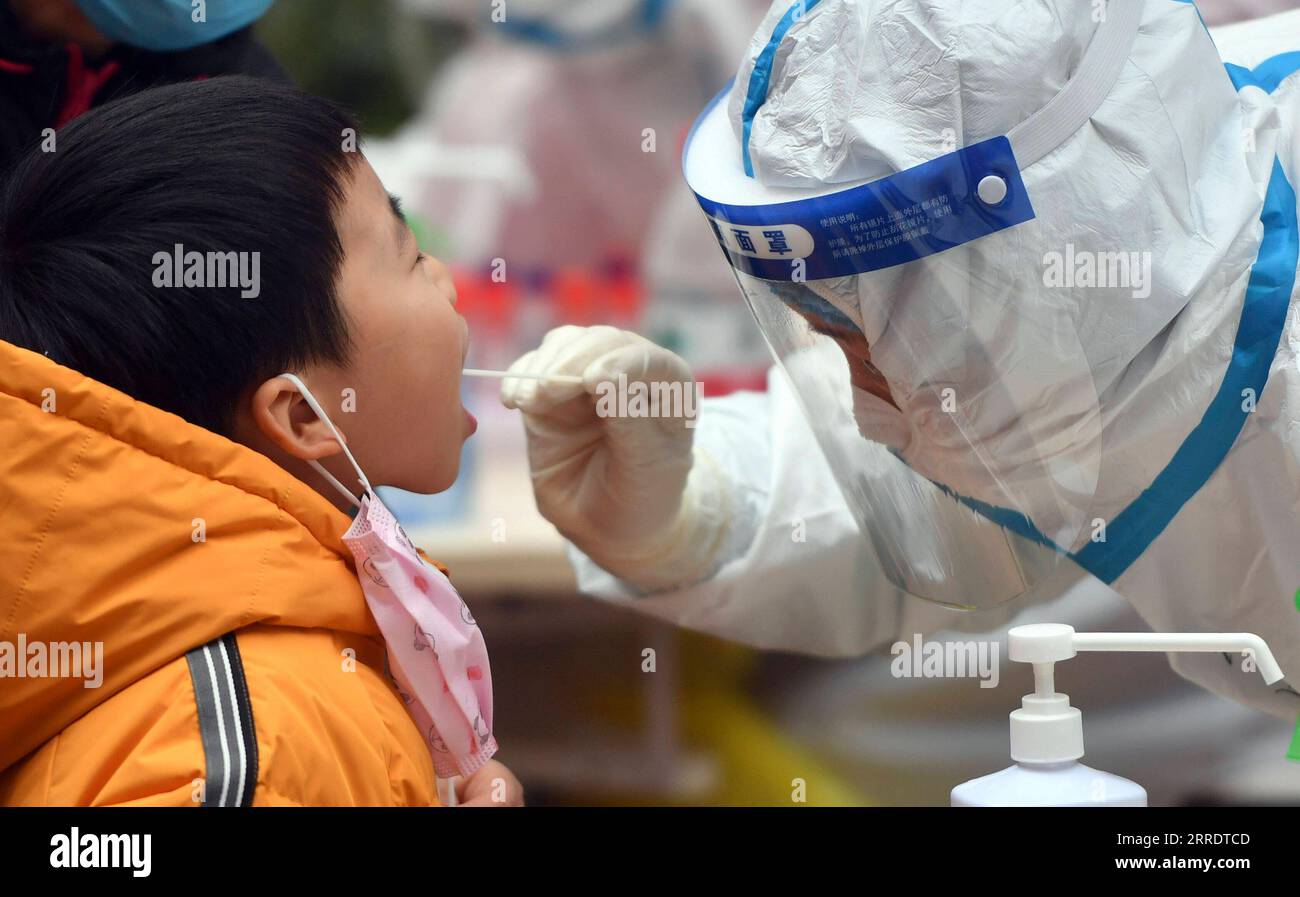 220107 -- ZHENGZHOU, le 7 janvier 2022 -- Un travailleur médical prélève un échantillon d'écouvillon pour les tests COVID-19 sur un site de test à Zhengzhou, dans la province du Henan, au centre de la Chine, le 7 janvier 2022. La ville de Zhengzhou, capitale de la province du Henan du centre de la Chine, a signalé 42 nouveaux cas confirmés de COVID-19 transmis localement à 8 heures vendredi, ont déclaré les autorités locales. Les cas confirmés, âgés de deux à 66 ans, sont tous dispersés dans différents quartiers de la ville. Ils ont des symptômes légers et sont dans un état stable. CHINA-HENAN-ZHENGZHOU-COVID-19-TEST CN LIXJIANAN PUBLICATIONXNOTXINXCHN Banque D'Images