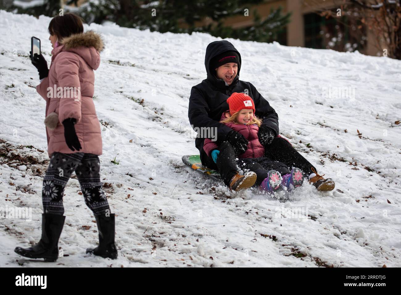 220107 -- NEW YORK, le 7 janvier 2022 -- des gens traînent à Dumbo, Brooklyn, New York, États-Unis, le 7 janvier 2022. New York et ses environs ont enregistré d ' importantes chutes de neige vendredi matin, ce qui a entraîné l ' annulation de centaines de vols à destination et en provenance de la région. Photo de /Xinhua U.S.-NEW YORK-SNOWFALL MichaelxNagle PUBLICATIONxNOTxINxCHN Banque D'Images