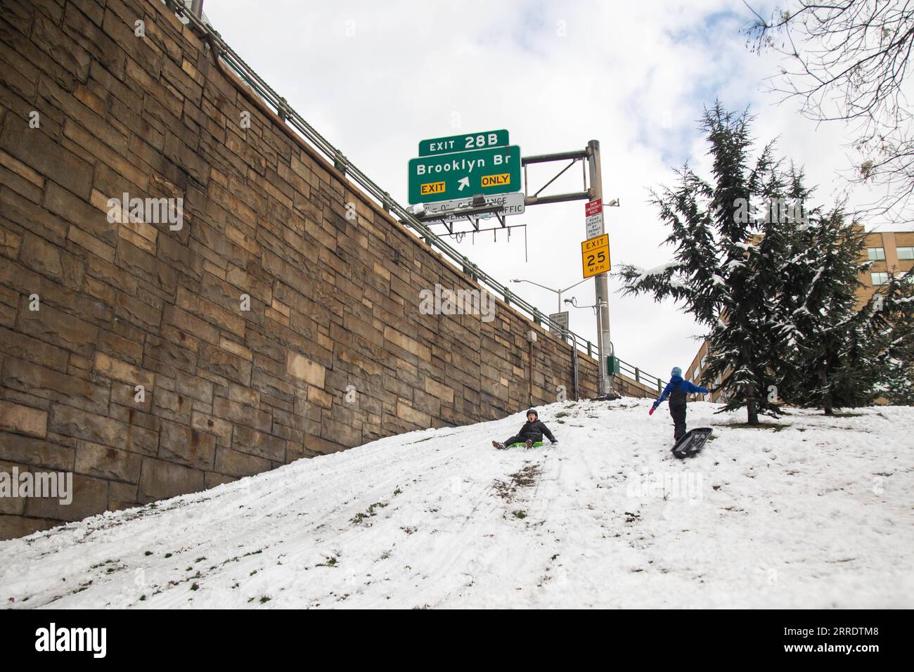 220107 -- NEW YORK, le 7 janvier 2022 -- des gens traînent à Dumbo, Brooklyn, New York, États-Unis, le 7 janvier 2022. New York et ses environs ont enregistré d ' importantes chutes de neige vendredi matin, ce qui a entraîné l ' annulation de centaines de vols à destination et en provenance de la région. Photo de /Xinhua U.S.-NEW YORK-SNOWFALL MichaelxNagle PUBLICATIONxNOTxINxCHN Banque D'Images