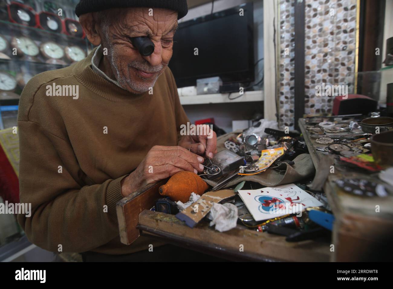 220110 -- GAZA, le 10 janvier 2022 -- le palestinien Ibrahim Al-Hams travaille dans son atelier de réparation de montres dans la ville de Rafah, dans le sud de la bande de Gaza, le 10 janvier 2022. Al-Hams, 82 ans, a commencé sa carrière de réparateur de montres il y a 65 ans. Photo de /Xinhua MIDEAST-GAZA-RAFAH-WATCH RÉPARATEUR KhaledxOmar PUBLICATIONxNOTxINxCHN Banque D'Images