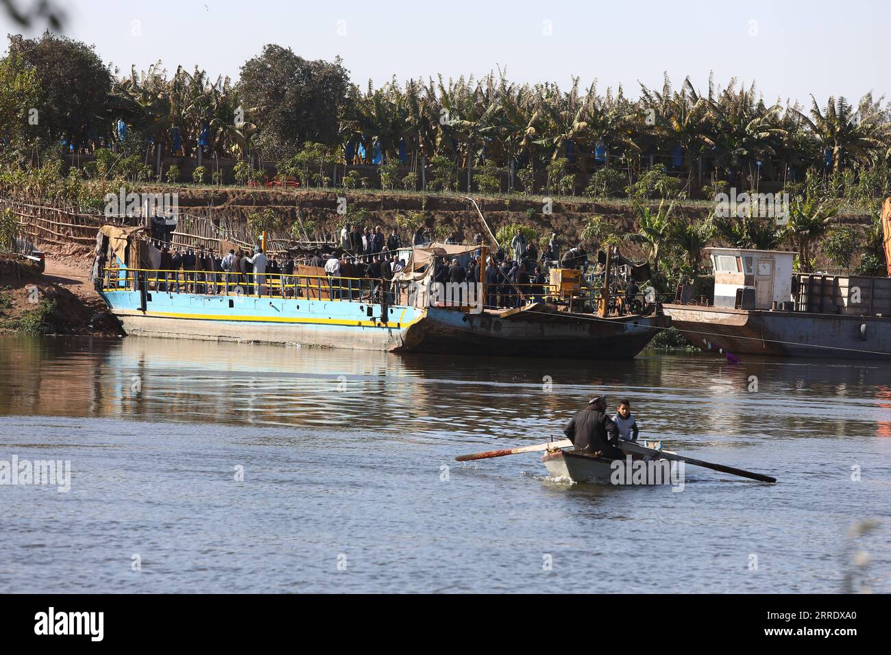 220111 -- LE CAIRE, le 11 janvier 2022 -- des sauveteurs travaillent sur le site où un camion a plongé dans le Nil à Gizeh, en Égypte, le 11 janvier 2022. Au moins deux personnes ont été tuées et huit autres sont toujours portées disparues en Égypte alors qu’un camion avec 24 passagers a plongé dans le Nil près de la capitale, le Caire, a déclaré mardi le ministère public égyptien dans un communiqué. ÉGYPTE-GIZA-CAMION-ACCIDENT-SAUVETAGE AhmedxGomaa PUBLICATIONxNOTxINxCHN Banque D'Images