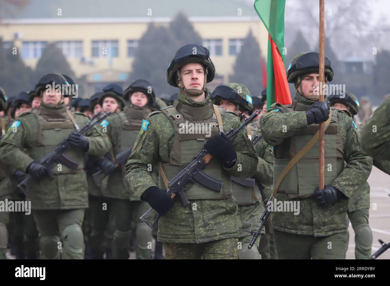 220114 -- NUR-SULTAN, le 14 janvier 2022 -- les forces de maintien de la paix de l'Organisation du Traité de sécurité collective marchent lors d'une cérémonie de départ à Almaty, Kazakhstan, le 13 janvier 2022. Les forces de maintien de la paix de l'OTSC ont commencé la remise des installations socialement importantes aux forces de l'ordre kazakhes, a déclaré jeudi le ministère russe de la Défense. Selon le ministère, les unités de maintien de la paix qui ont achevé les tâches qui leur avaient été assignées ont commencé à préparer du matériel en vue de leur retour dans leurs lieux de déploiement permanent. Photo de /Xinhua KAZAKHSTAN-CSTO-RETOUR AlikhanxSariyev PUBLICATION Banque D'Images
