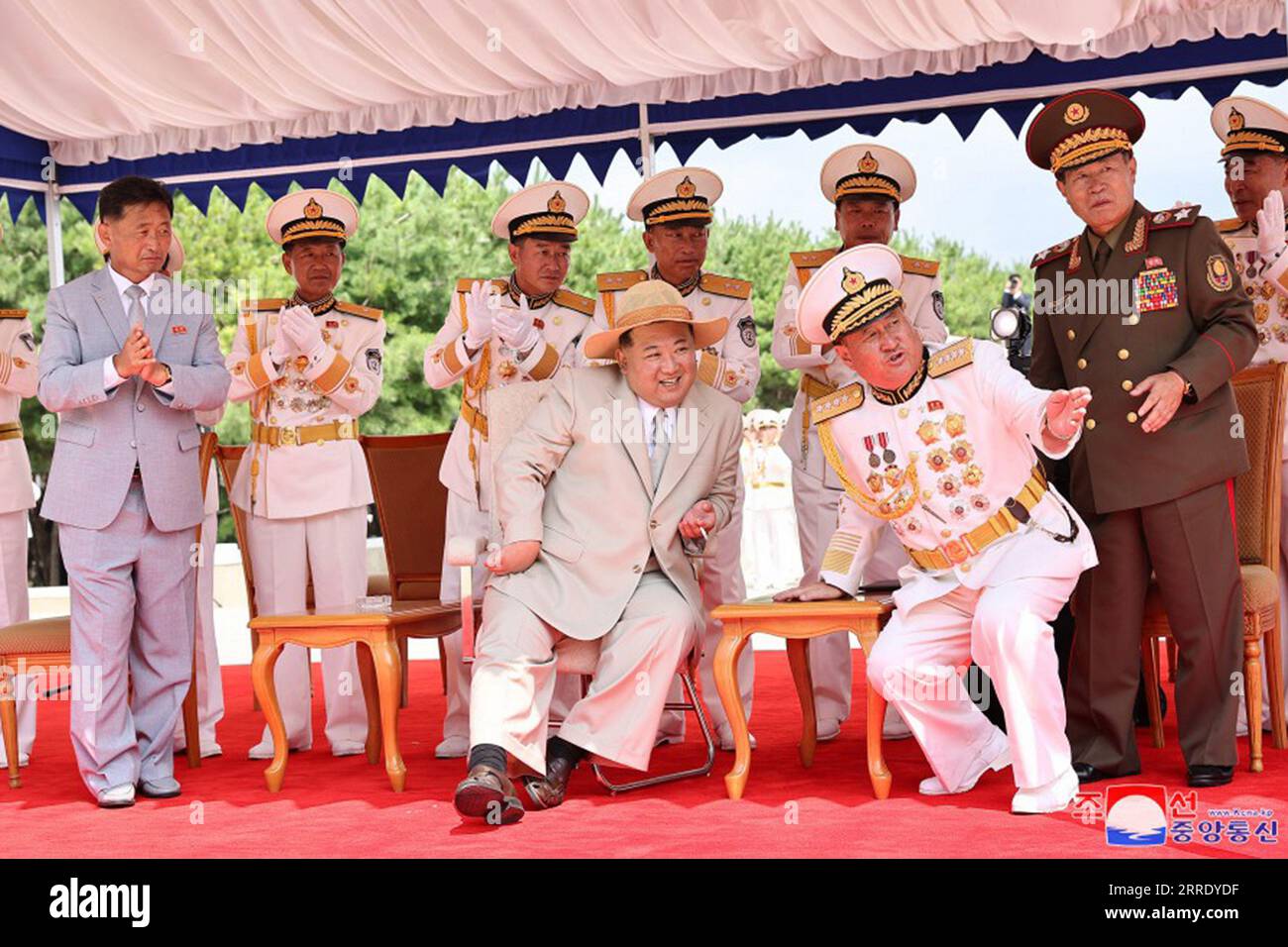 Pyongyang, Corée du Nord. 07 septembre 2023. Cette image, publiée le 8 septembre 2023 par le service de presse officiel nord-coréen (KCNA), montre le leader nord-coréen Kim Jong un lors du lancement du premier sous-marin d'attaque nucléaire tactique du pays au chantier naval de Sinpho. Selon les médias d'État, le sous-marin d'attaque nucléaire tactique, n ° 841, le premier de son genre, a été transféré à la flotte de la mer de l'est de la marine de LA KPA et nommé le «héros Kim Kun OK». Photo de KCNA/UPI crédit : UPI/Alamy Live News Banque D'Images