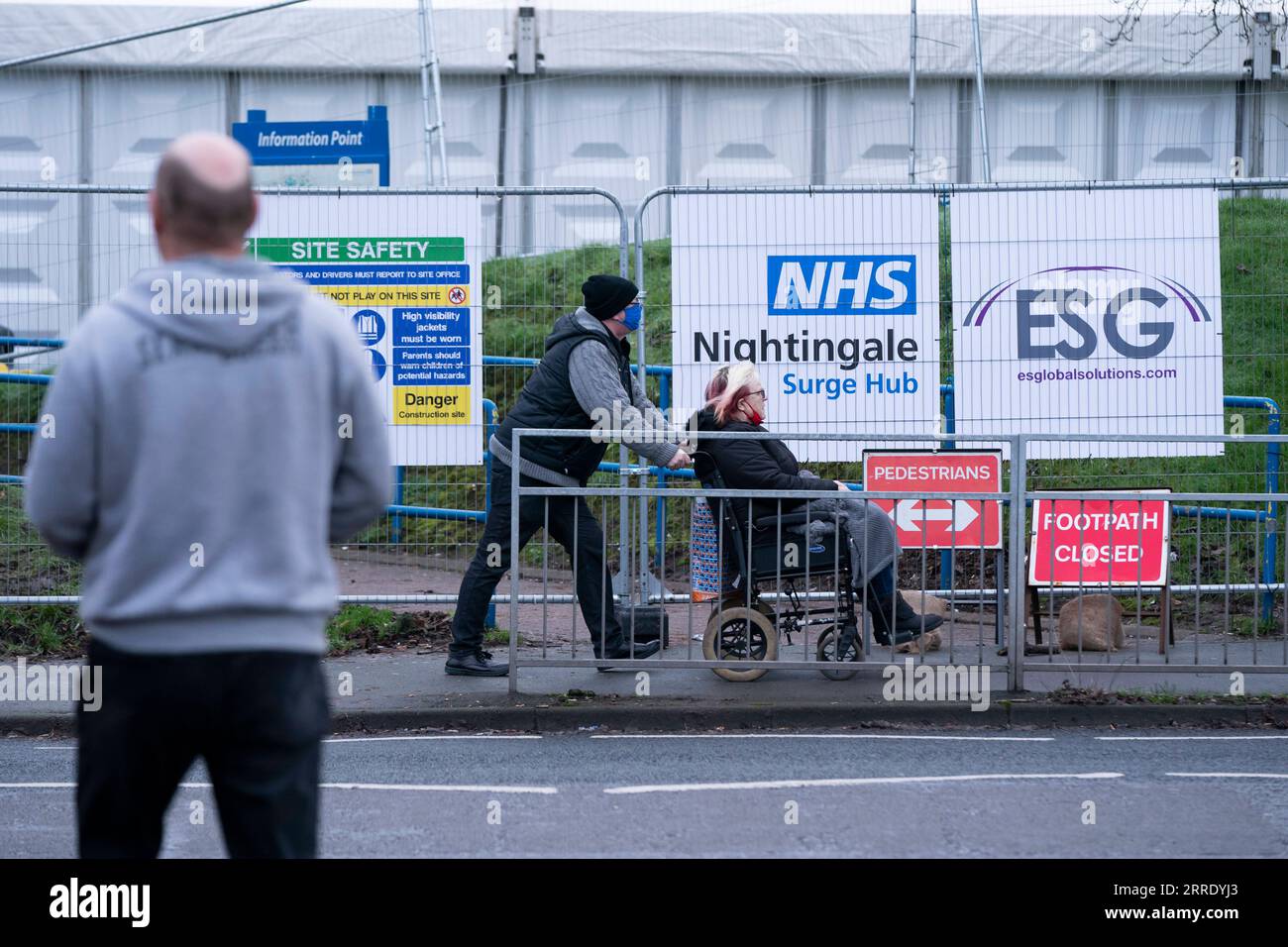 220114 -- PRESTON, le 14 janvier 2022 -- des gens passent devant un hub d'afflux de nightingale sur le terrain de l'hôpital Royal Preston, à Preston, en Grande-Bretagne, le 13 janvier 2022. Un certain nombre de nouveaux centres de pointe sont mis en place en Grande-Bretagne alors que le National Health Service NHS du pays se met sur le pied de guerre en préparation d'une vague d'admissions à l'hôpital d'Omicron. Des structures temporaires capables d’accueillir environ 100 patients seront érigées sur le terrain de huit hôpitaux à travers le pays, les travaux commençant une semaine avant le nouvel an 2022. Photo de /Xinhua BRITAIN-COVID-19-SURGE HUBS JonxSuper PUBLICATIONxNOTxINxCHN Banque D'Images