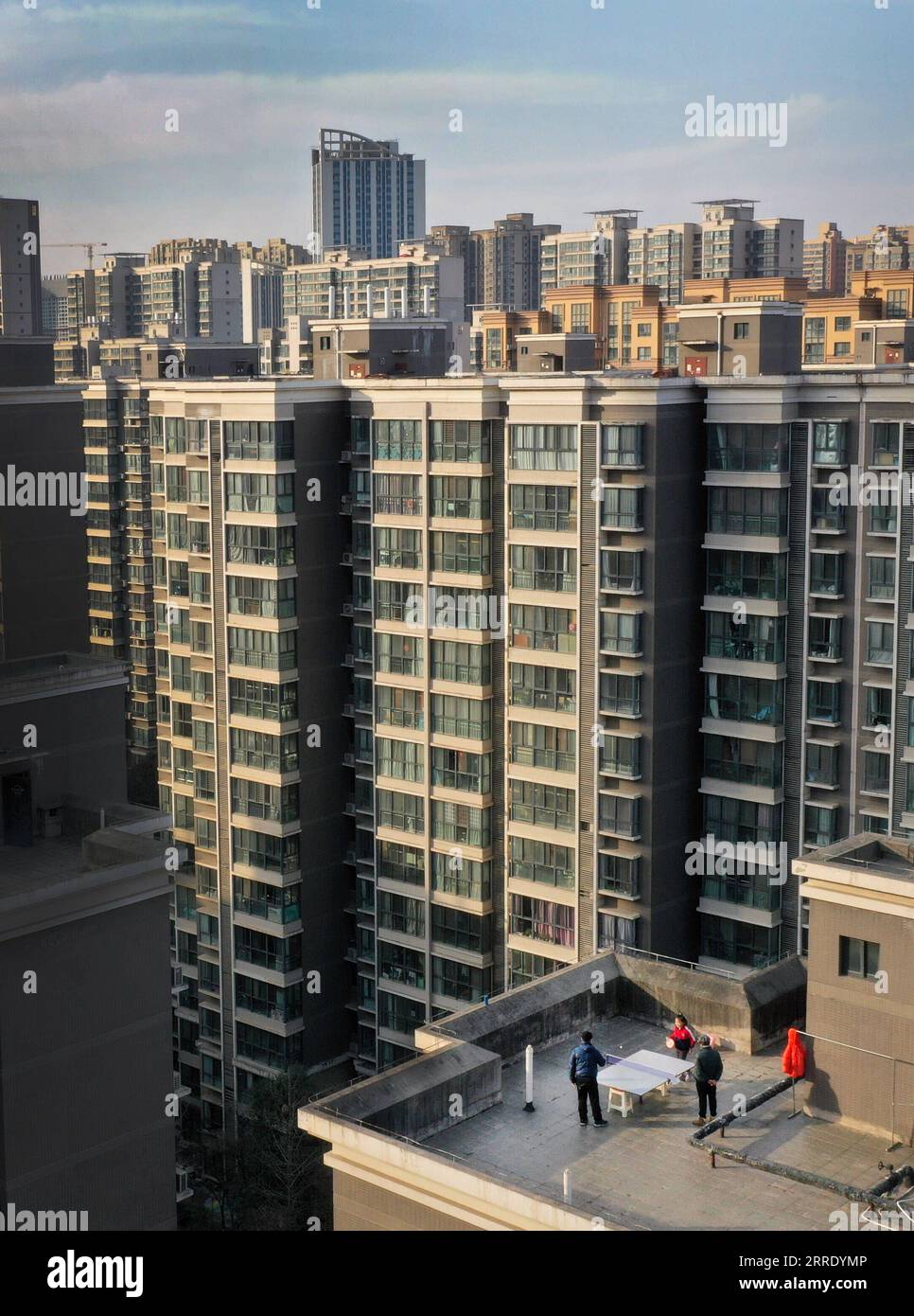 220114 -- XI AN, 14 janvier 2022 -- une photo aérienne prise le 13 janvier 2022 montre des résidents jouant au tennis de table sur un toit d'un quartier résidentiel de Xi an, dans la province du Shaanxi, au nord-ouest de la Chine. Avec des cas à un chiffre pendant trois jours consécutifs et moins de zones à risque moyen de COVID-19, la situation épidémique globale de Xian s améliore. CHINA-SHAANXI-XI AN-EPIDEMIC SITUATION-AMÉLIORER CN TAOXMING PUBLICATIONXNOTXINXCHN Banque D'Images