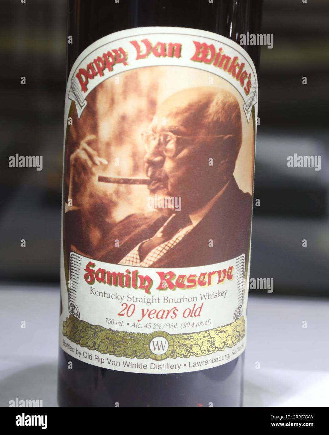 7 septembre 2023, New York City, New York, USA: une vue de détail de ''˜Pappy Van Winkle' 20 ans Family Reserve Kentucky Straight Bourbon Whisky 90,4 proof NV (1 BT 75cl) estimé à $4 500 - $6 000 vu sur l'exposition Whisky and Whiskey - Fine Scotch and rare Bourbon Auction chez Sotheby's New York. (Image de crédit : © Nancy Kaszerman/ZUMA Press Wire) USAGE ÉDITORIAL SEULEMENT! Non destiné à UN USAGE commercial ! Banque D'Images