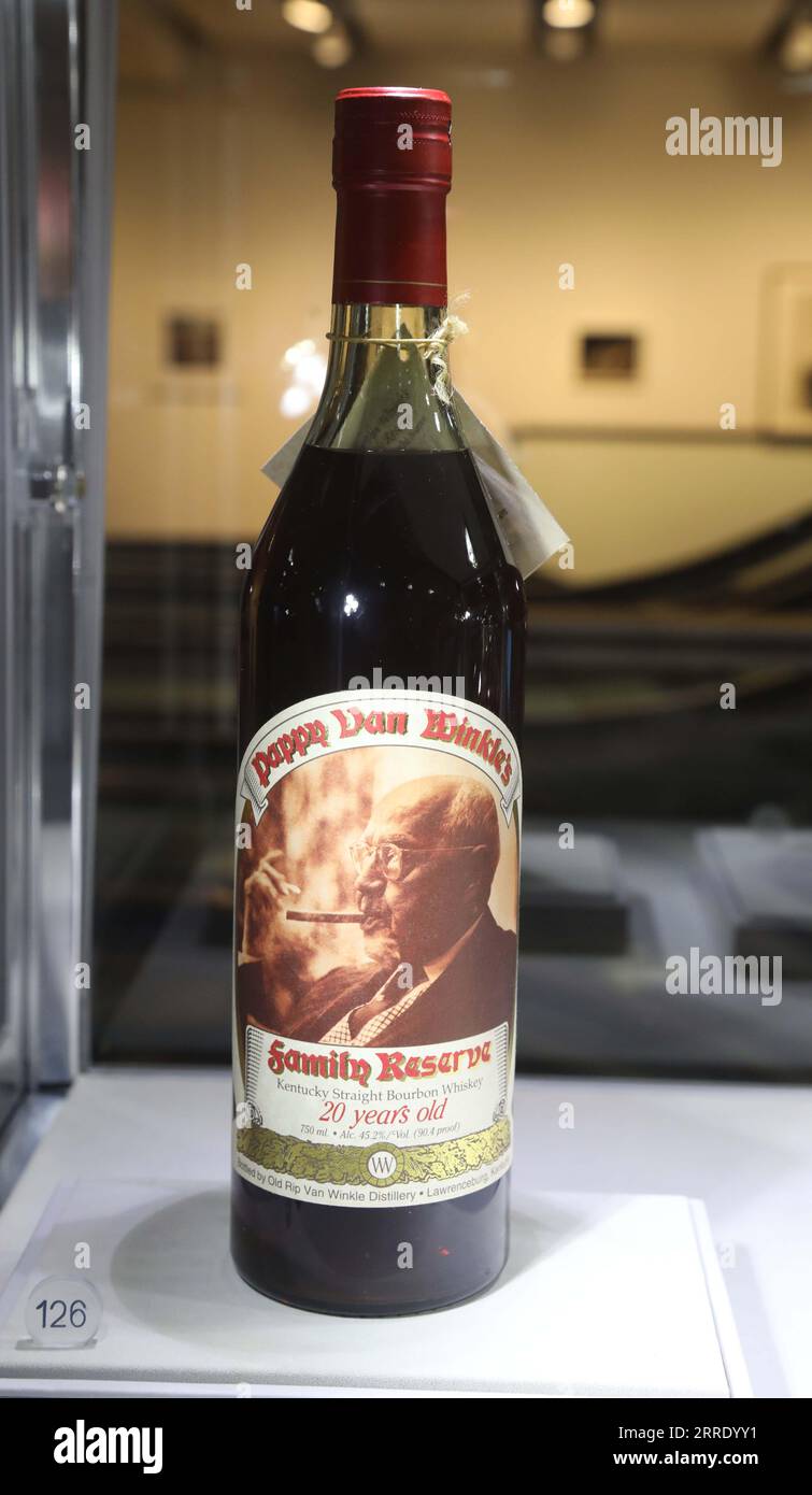 7 septembre 2023, New York City, New York, USA: Pappy Van Winkle' 20 ans Family Reserve Kentucky Straight Bourbon Whisky 90,4 proof NV (1 BT 75cl) estimé à $4 500 - $6 000 vu à la vente aux enchères Whisky and Whiskey - Fine Scotch and rare Bourbon chez Sotheby's New York. (Image de crédit : © Nancy Kaszerman/ZUMA Press Wire) USAGE ÉDITORIAL SEULEMENT! Non destiné à UN USAGE commercial ! Banque D'Images