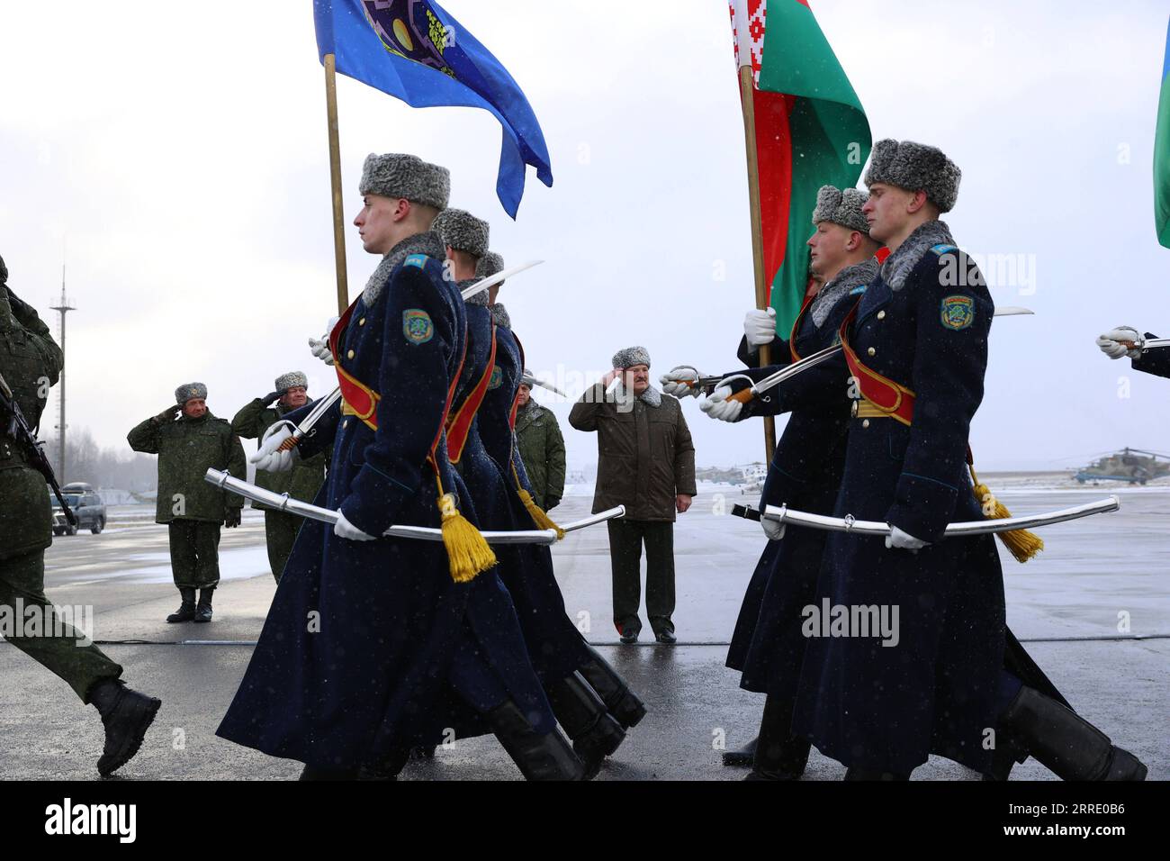 220116 -- MINSK, le 16 janvier 2022 -- le président biélorusse Alexander Loukachenko C inspecte les militaires biélorusses sur un aérodrome militaire à Minsk, en Biélorussie, le 15 janvier 2022. Loukachenko a salué samedi le rôle des forces de maintien de la paix de l'OTSC de l'Organisation du Traité de sécurité collective tout en saluant les militaires biélorusses participant à l'opération au Kazakhstan sur un aérodrome militaire. BIÉLORUSSIE-MINSK-PRESIDENT-CSTO Xinhua PUBLICATIONxNOTxINxCHN Banque D'Images