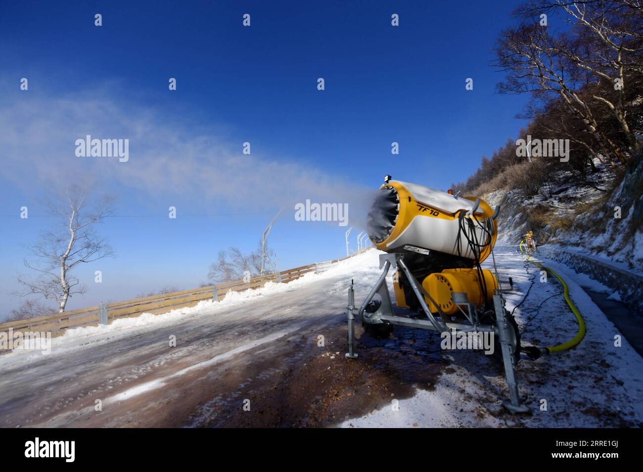 220119 -- BEIJING, le 19 janvier 2022 -- une photo prise le 16 novembre 2021 montre le système d'enneigement du Centre national de ski alpin à Beijing, capitale de la Chine. Xinhua Headlines : vrai ou faux vérification des faits de certains reportages des médias occidentaux sur les Jeux Olympiques d'hiver de Pékin ZhangxChenlin PUBLICATIONxNOTxINxCHN Banque D'Images