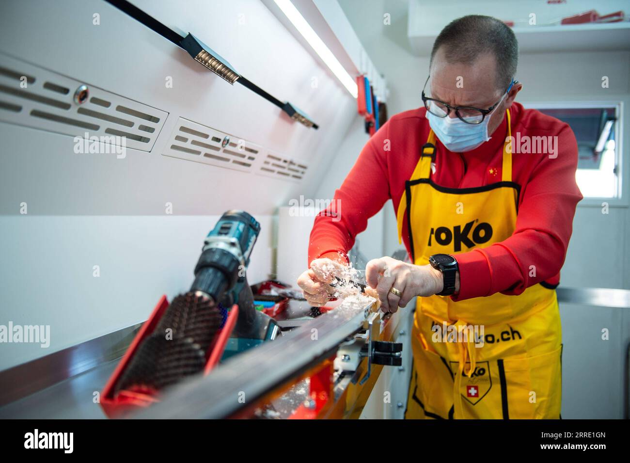 220119 -- BEIJING, le 19 janvier 2022 -- Une machine à cirer travaille dans le premier camion de cire de ski de Chine avec propriété intellectuelle indépendante à Beijing, capitale de la Chine, le 27 octobre 2021. Xinhua Headlines : vrai ou faux vérification des faits de certains reportages des médias occidentaux sur les Jeux Olympiques d'hiver de Pékin ChenxZhonghao PUBLICATIONxNOTxINxCHN Banque D'Images