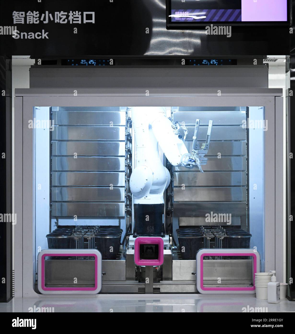 220119 -- BEIJING, le 19 janvier 2022 -- Un robot maintient une installation de livraison de vaisselle dans le Media Dining Hall du principal Media Center pour les Jeux Olympiques et Paralympiques d'hiver de 2022 à Beijing, capitale de la Chine, le 10 janvier 2022. Xinhua Headlines : vrai ou faux vérification des faits de certains reportages des médias occidentaux sur les Jeux Olympiques d'hiver de Pékin HexChangshan PUBLICATIONxNOTxINxCHN Banque D'Images