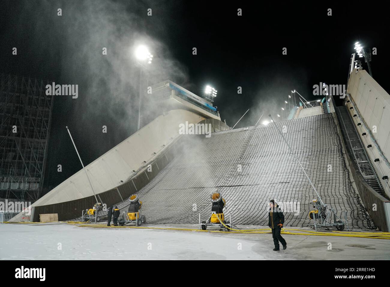 220119 -- BEIJING, 19 janvier 2022 -- une photo prise le 12 décembre 2021 montre le système d'enneigement à Shougang Big Air à Beijing, capitale de la Chine. Xinhua Headlines : vrai ou faux vérification des faits de certains reportages des médias occidentaux sur les Jeux Olympiques d'hiver de Pékin ZhangxChenlin PUBLICATIONxNOTxINxCHN Banque D'Images