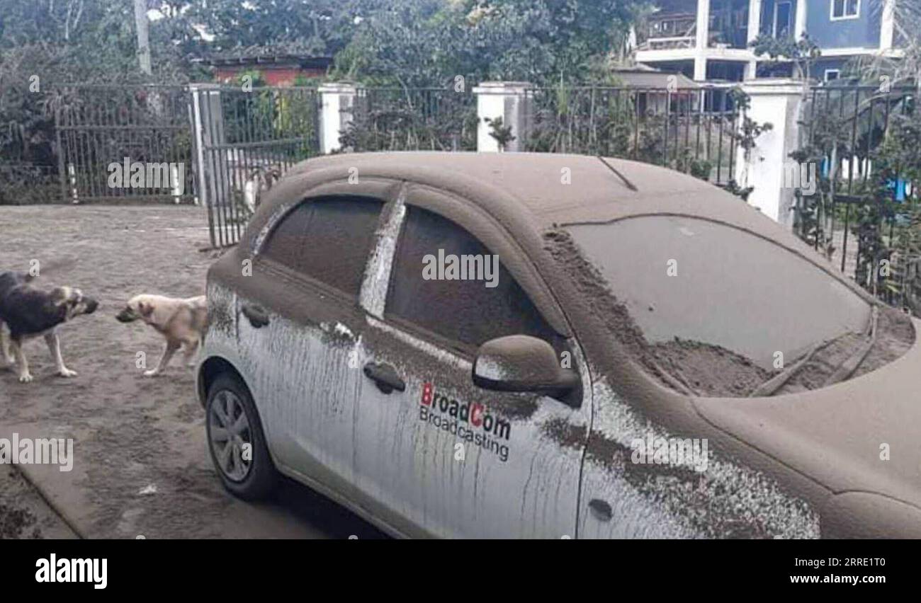 220120 -- NUKU ALOFA, 20 janvier 2022 -- la photo montre une voiture couverte de cendres volcaniques à Nuku alofa, capitale des Tonga. Les 14 et 15 janvier, le volcan Hunga Tonga-Hunga Ha apai aux Tonga est entré en éruption violemment, déclenchant un tsunami aux Tonga. Photo de Marian Kupu/Xinhua TONGA-NUKU ALOFA-ÉRUPTION VOLCANIQUE-APRÈS GuoxLei PUBLICATIONxNOTxINxCHN Banque D'Images