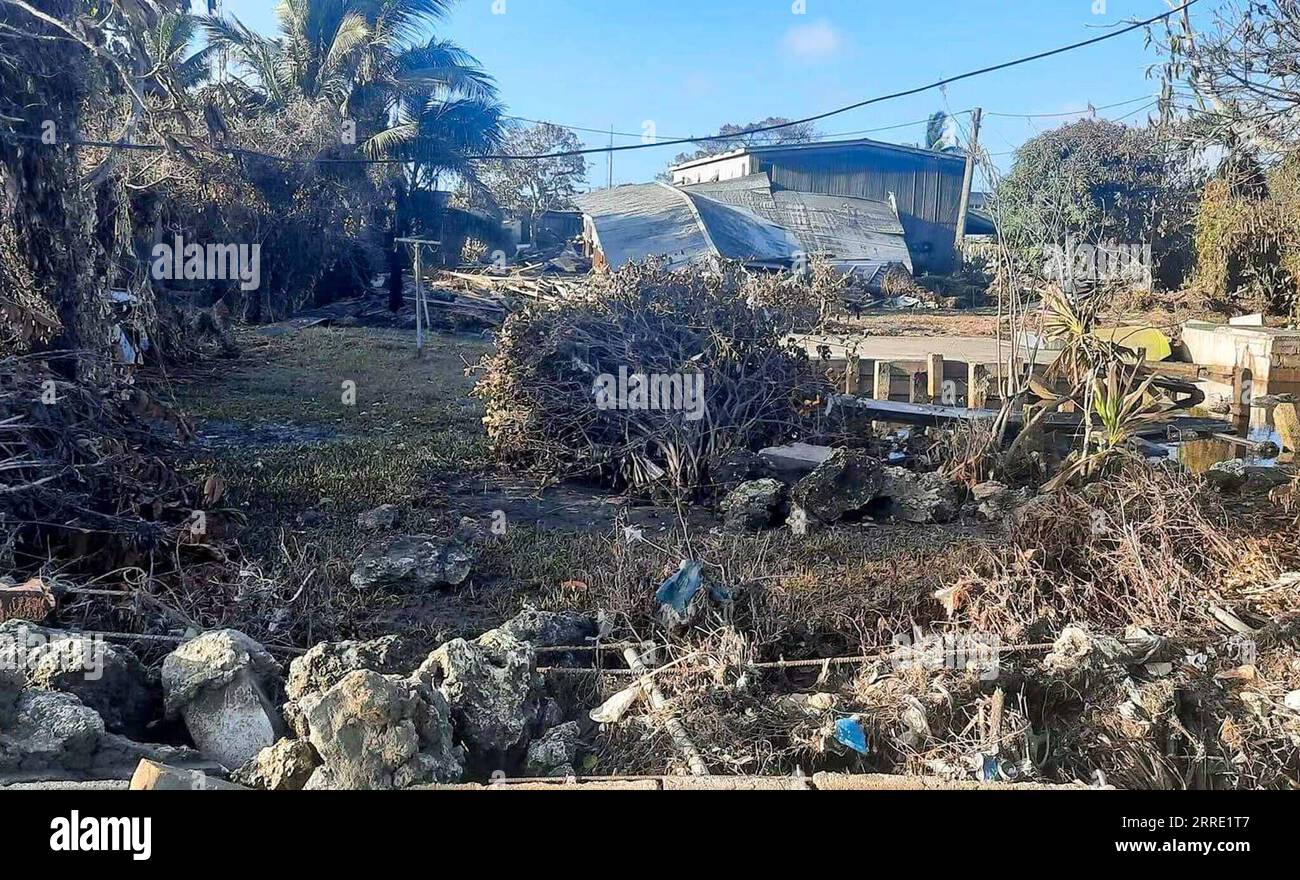 Actualités Themen der Woche KW03 220120 -- NUKU ALOFA, 20 janvier 2022 -- une photo prise le 20 janvier 2022 montre des maisons et des infrastructures touchées par le tsunami à Nuku alofa, capitale des Tonga. Vendredi et samedi, le volcan Hunga Tonga-Hunga Ha apai aux Tonga est entré en éruption violemment et a déclenché un tsunami aux Tonga. Photo de Marian Kupu/Xinhua TONGA-NUKU ALOFA-ÉRUPTION VOLCANIQUE-APRÈS GuoxLei PUBLICATIONxNOTxINxCHN Banque D'Images